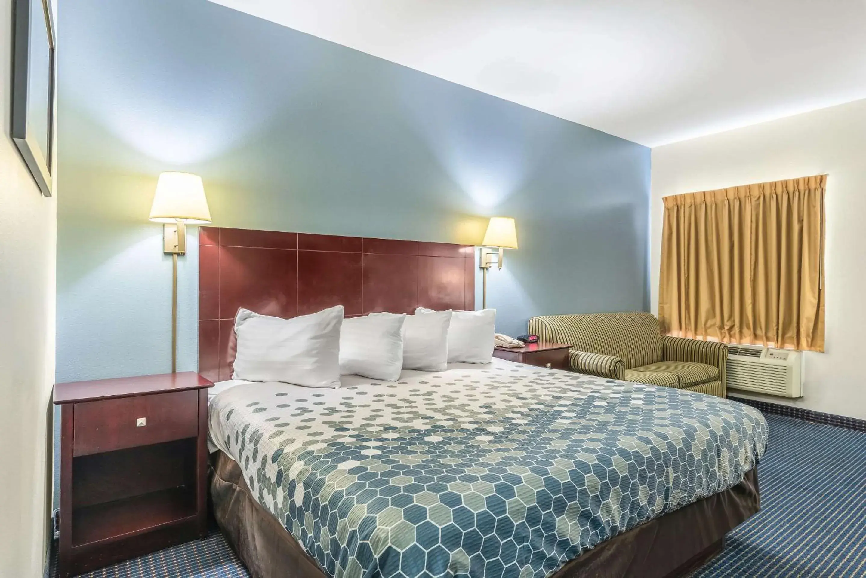 Bedroom, Bed in Econo Lodge Inn & Suites North Little Rock