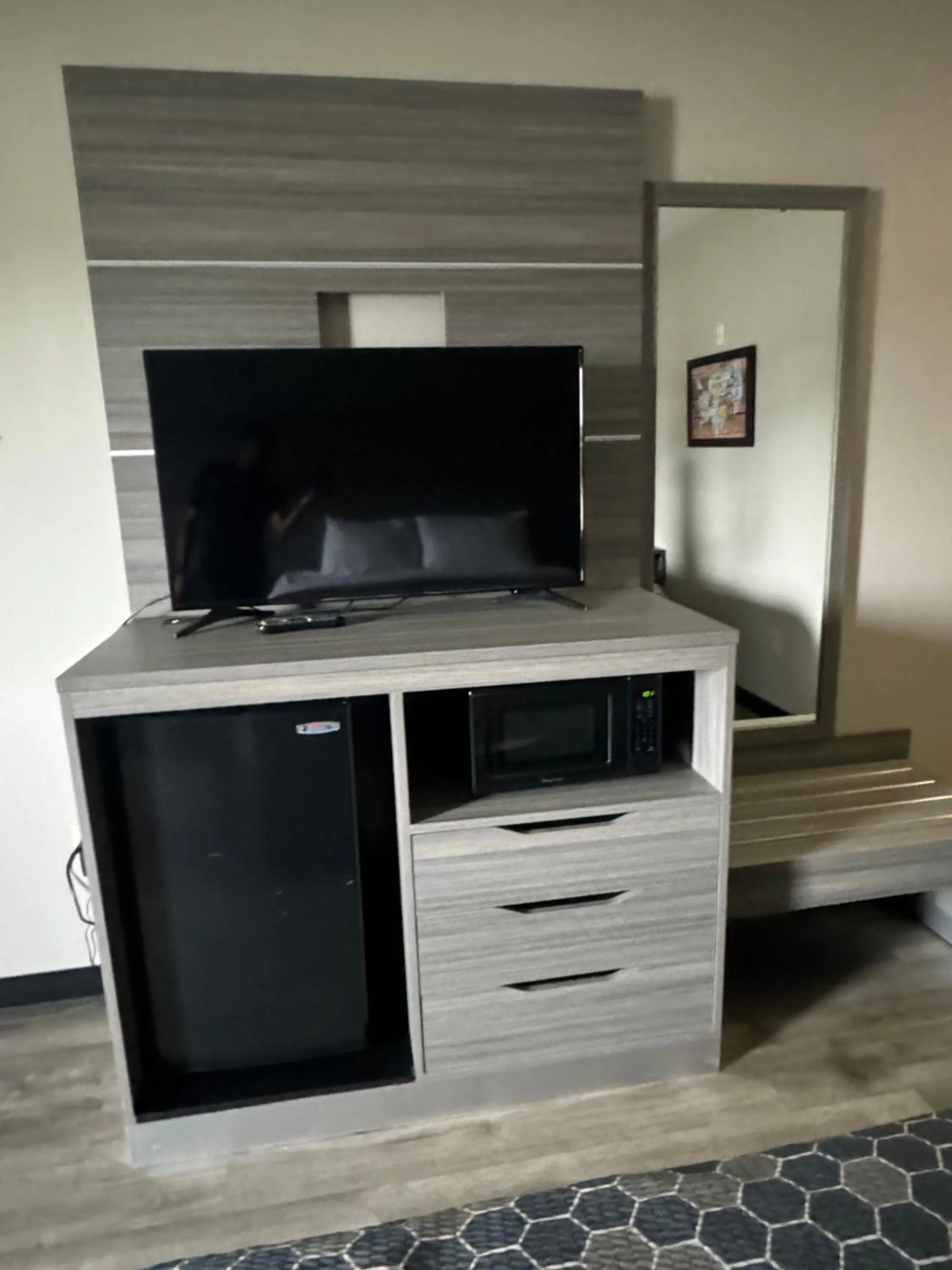 TV and multimedia in Econo Lodge Inn & Suites Pritchard Road North Little Rock