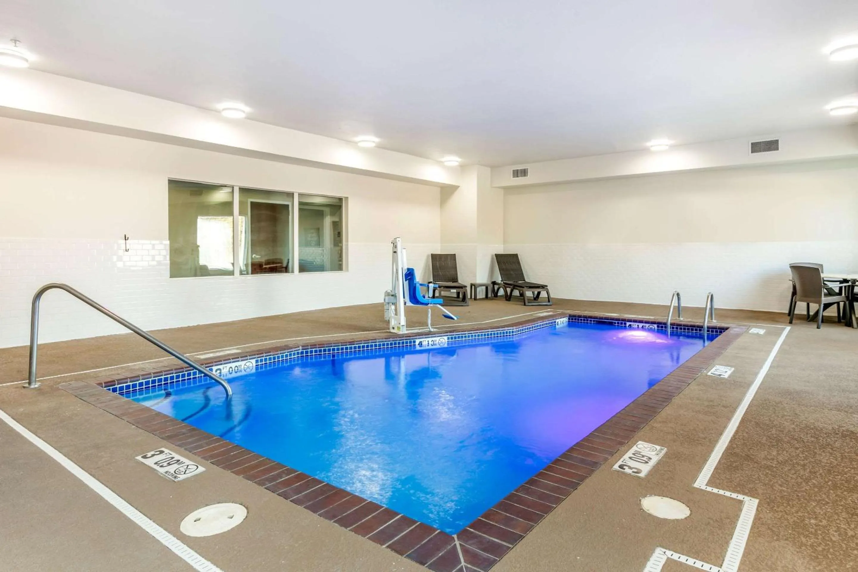 Swimming pool in Comfort Inn & Suites Van Buren - Fort Smith