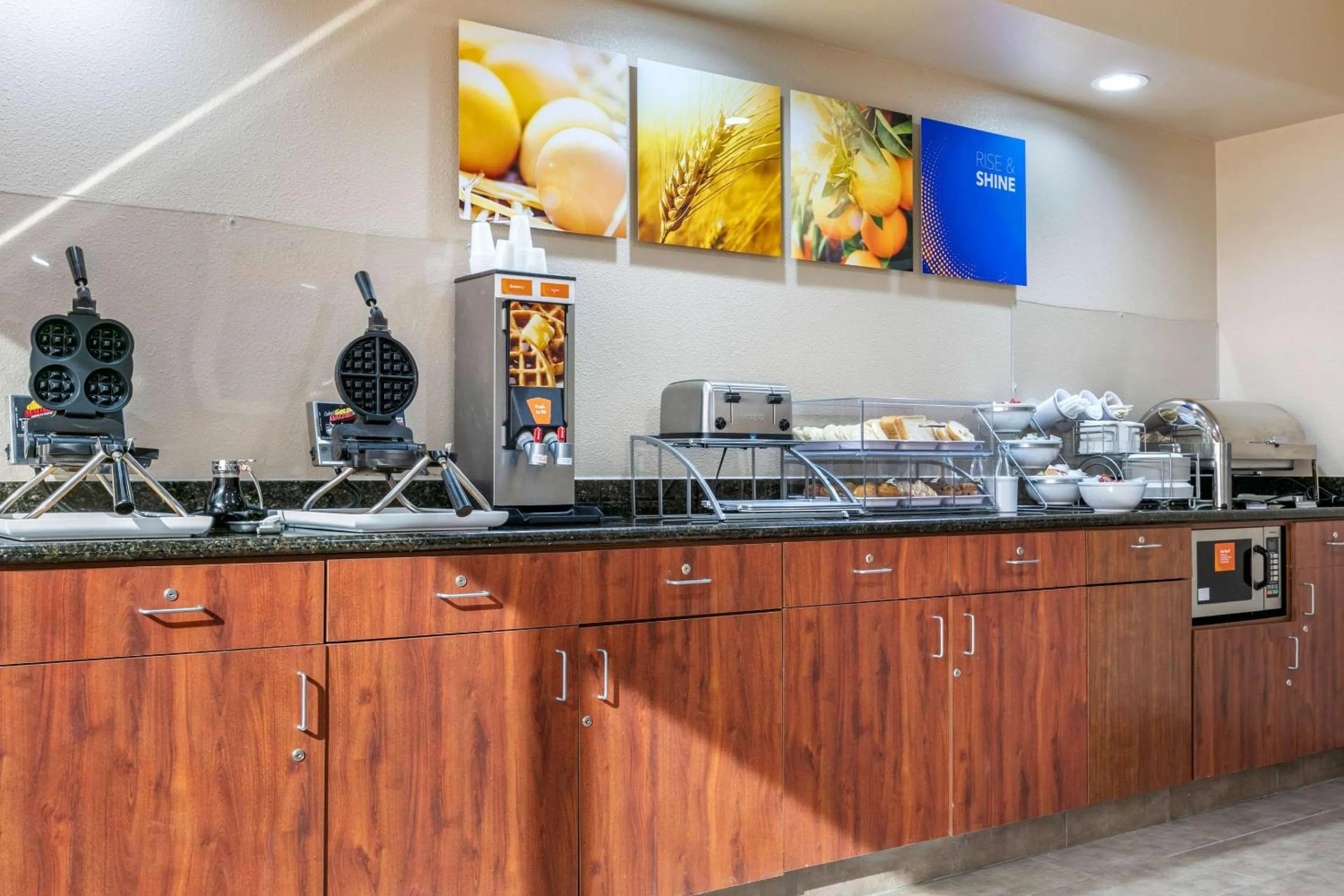 Breakfast in Comfort Inn & Suites Van Buren - Fort Smith