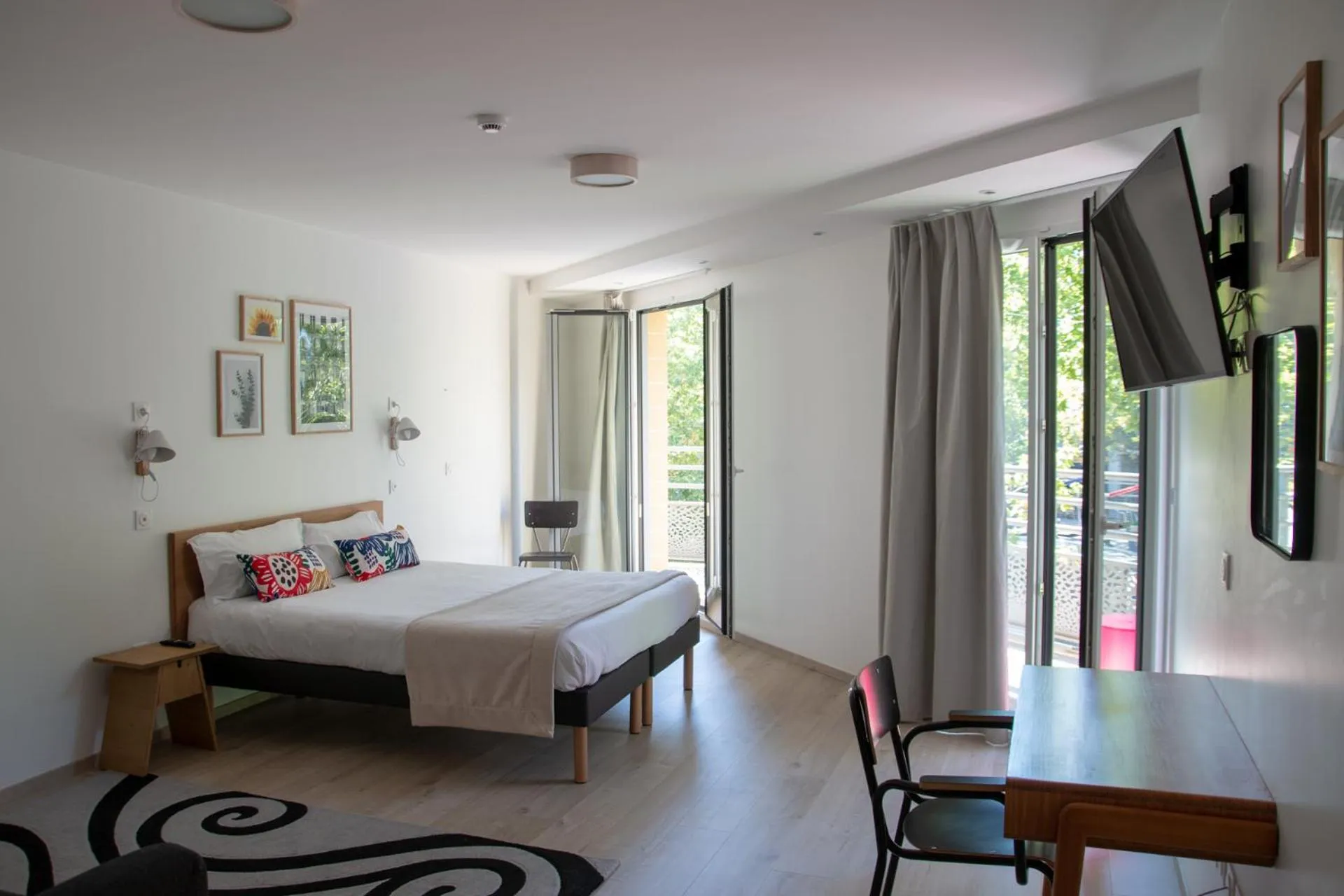 Photo of the whole room, Bed in The People - Paris Bercy