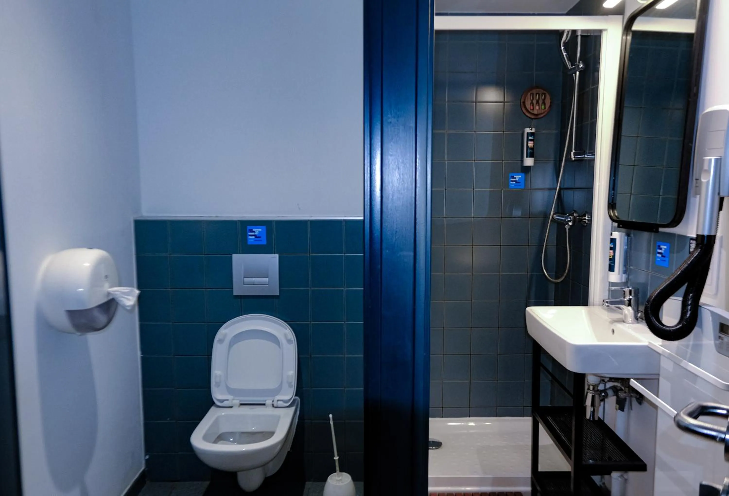 Shower in The People - Paris Bercy