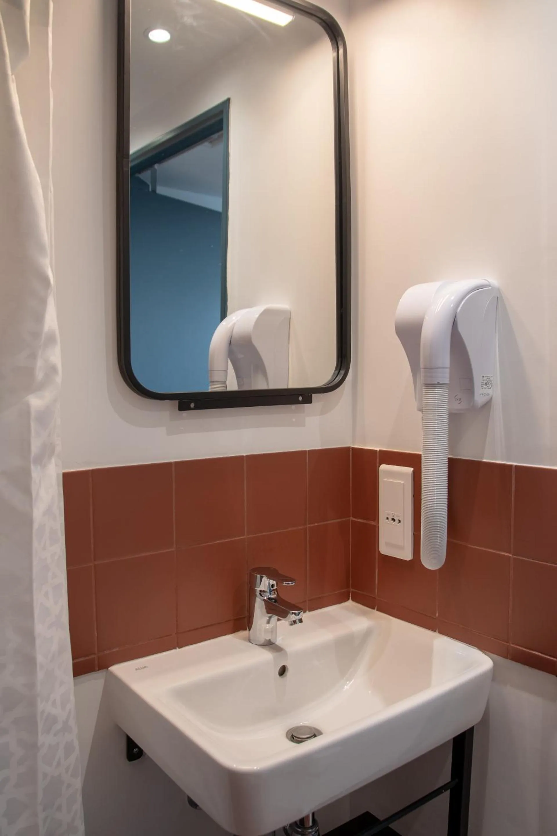 Bathroom in The People - Paris Bercy