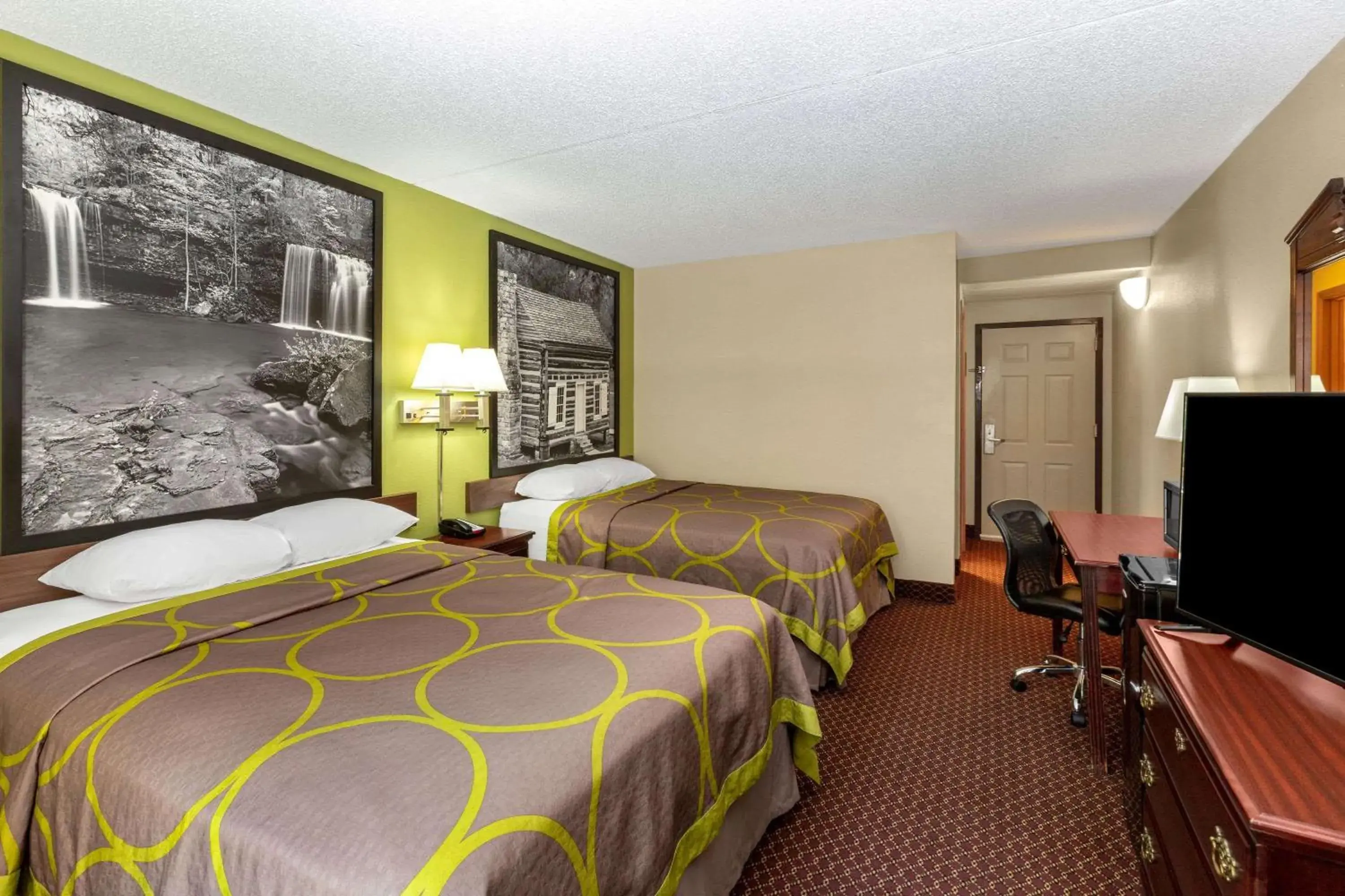 Photo of the whole room, Bed in Super 8 by Wyndham Eureka Springs Photo of the whole room, Bed in Super 8 by Wyndham Eureka Springs