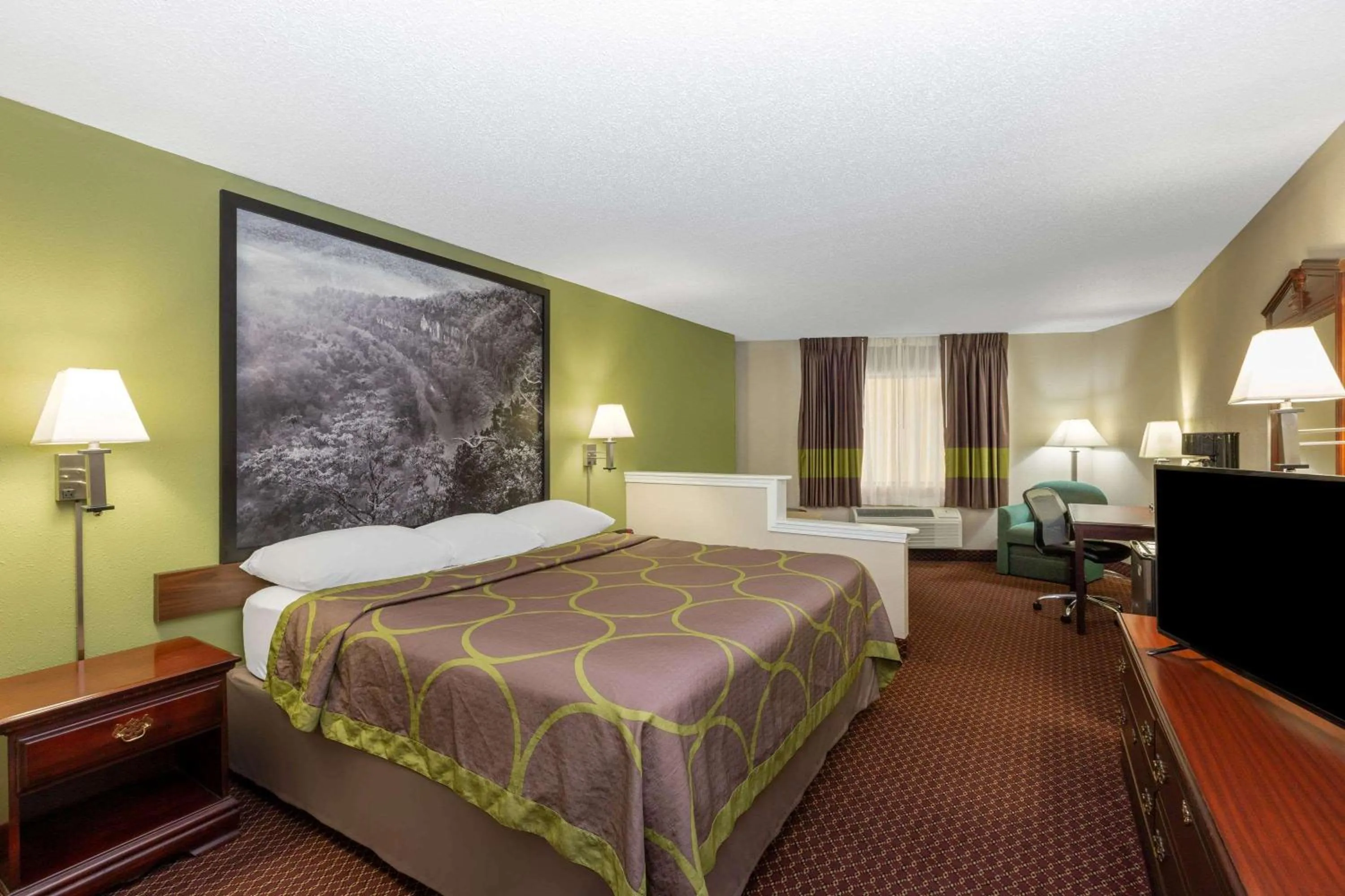 Photo of the whole room, Bed in Super 8 by Wyndham Eureka Springs