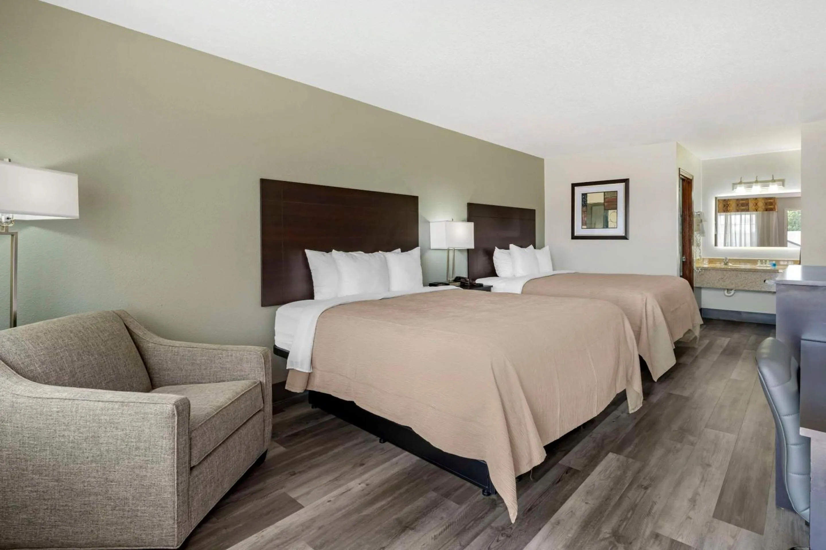 Bedroom, Bed in Quality Inn Siloam Springs West