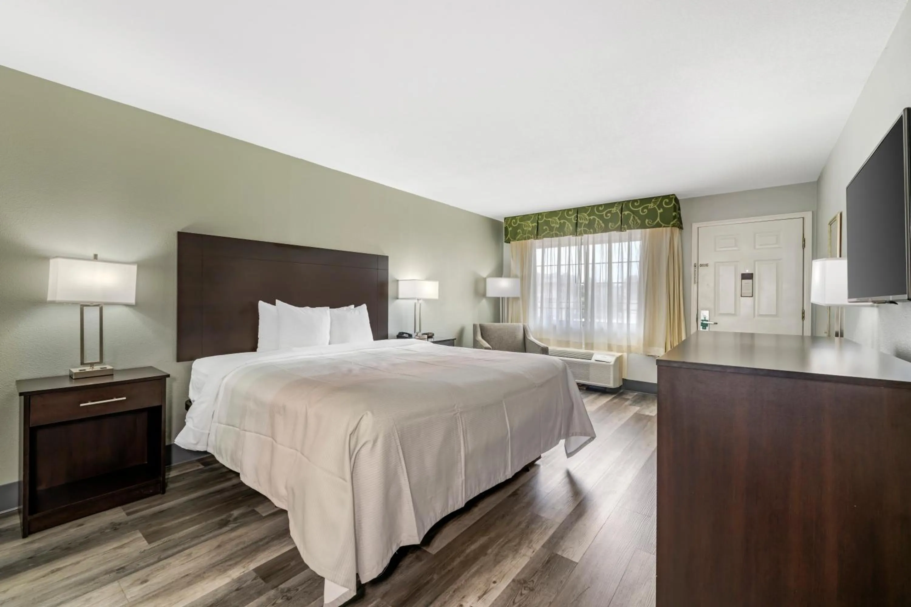 Bed in Quality Inn Siloam Springs West