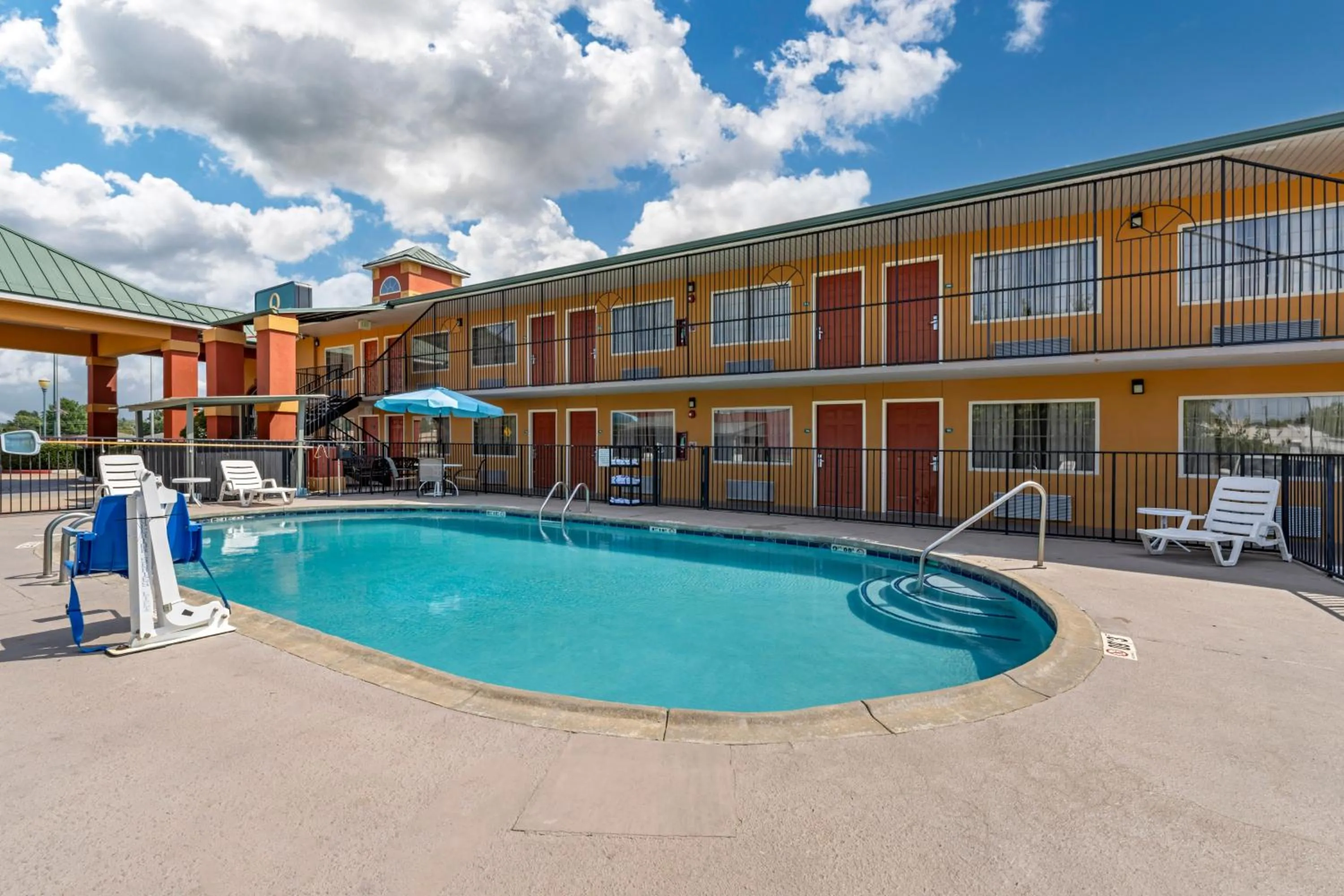 Swimming pool in Quality Inn Siloam Springs West