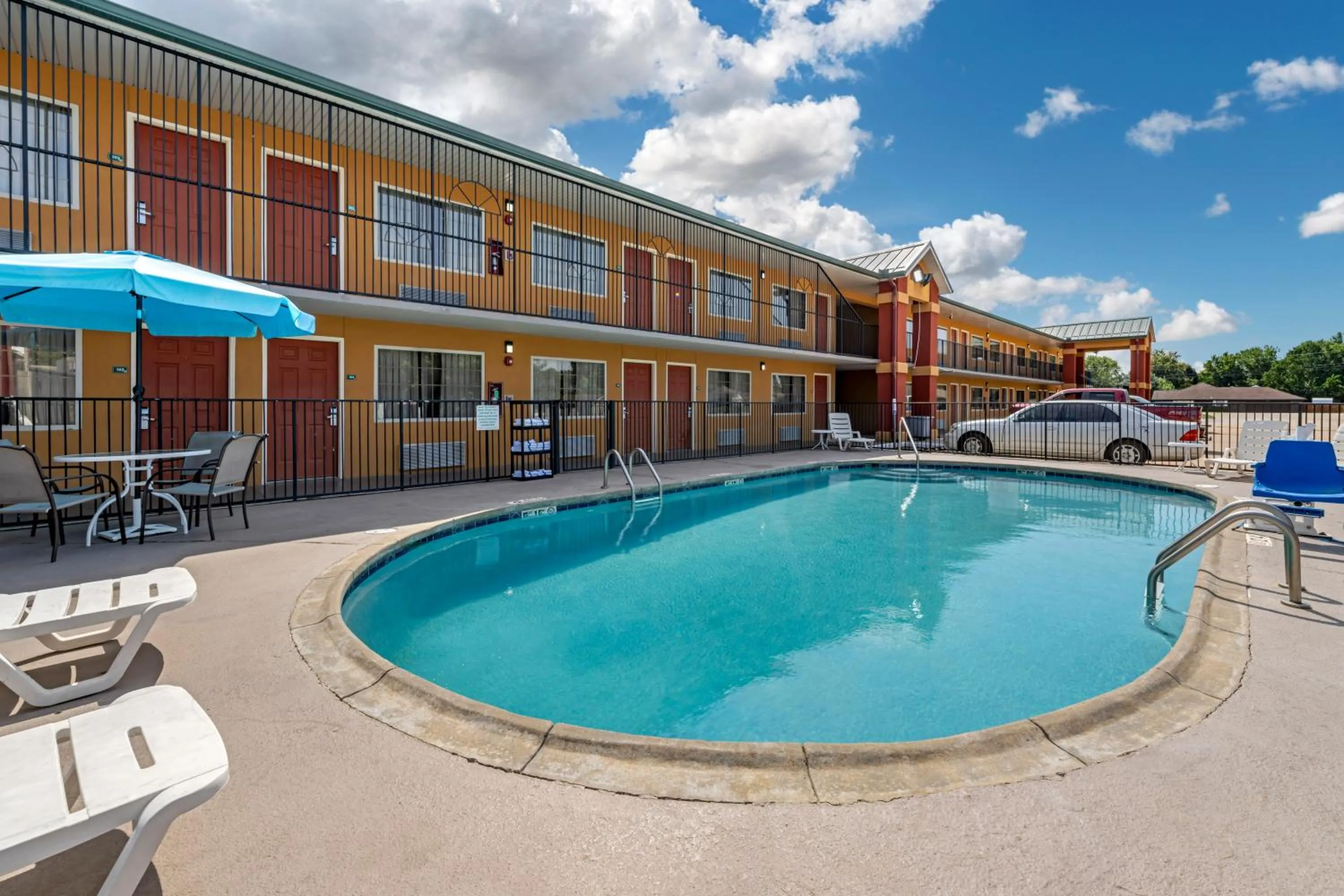 Swimming pool in Quality Inn Siloam Springs West