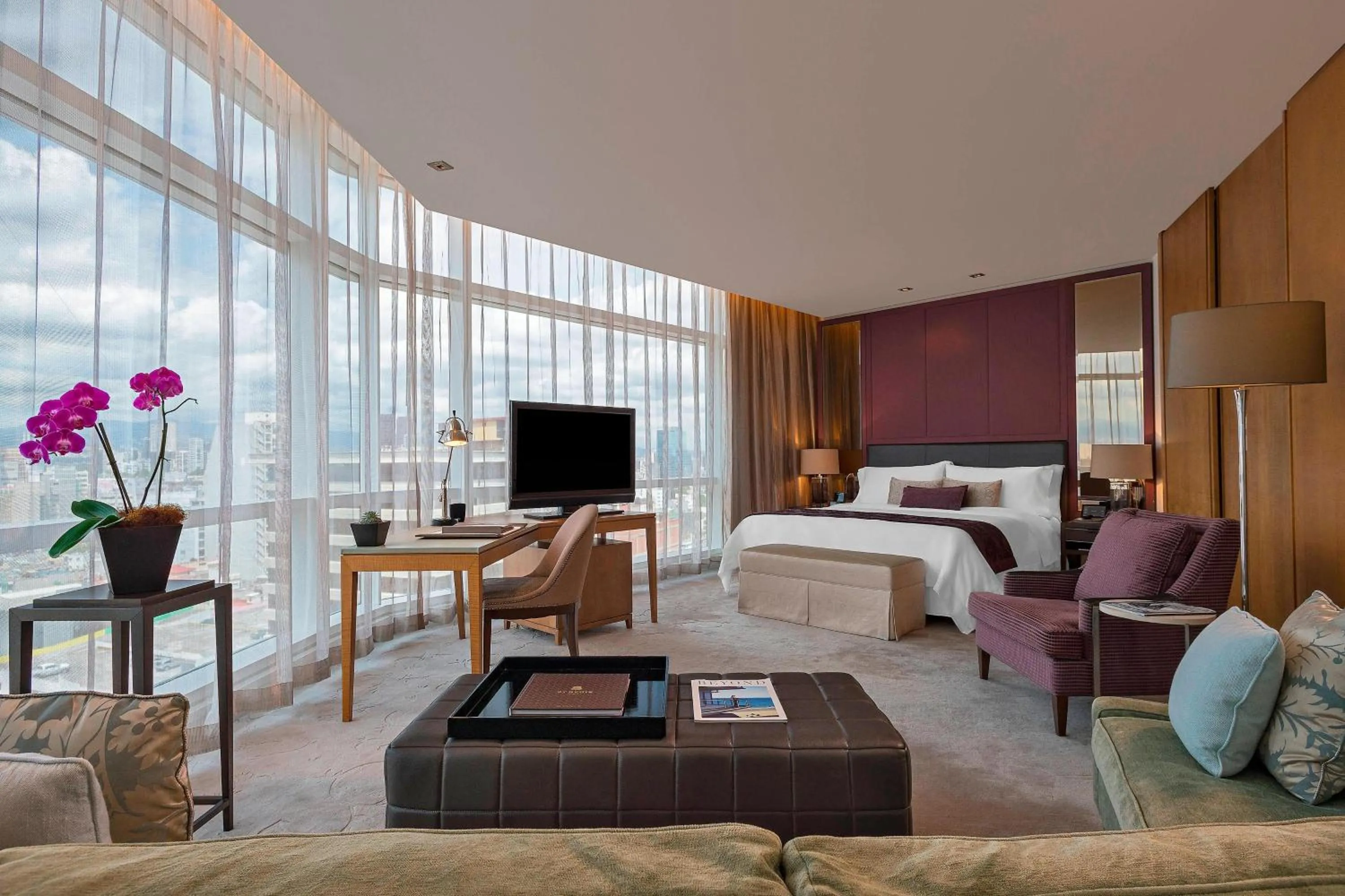 Photo of the whole room, Bed in The St. Regis Mexico City