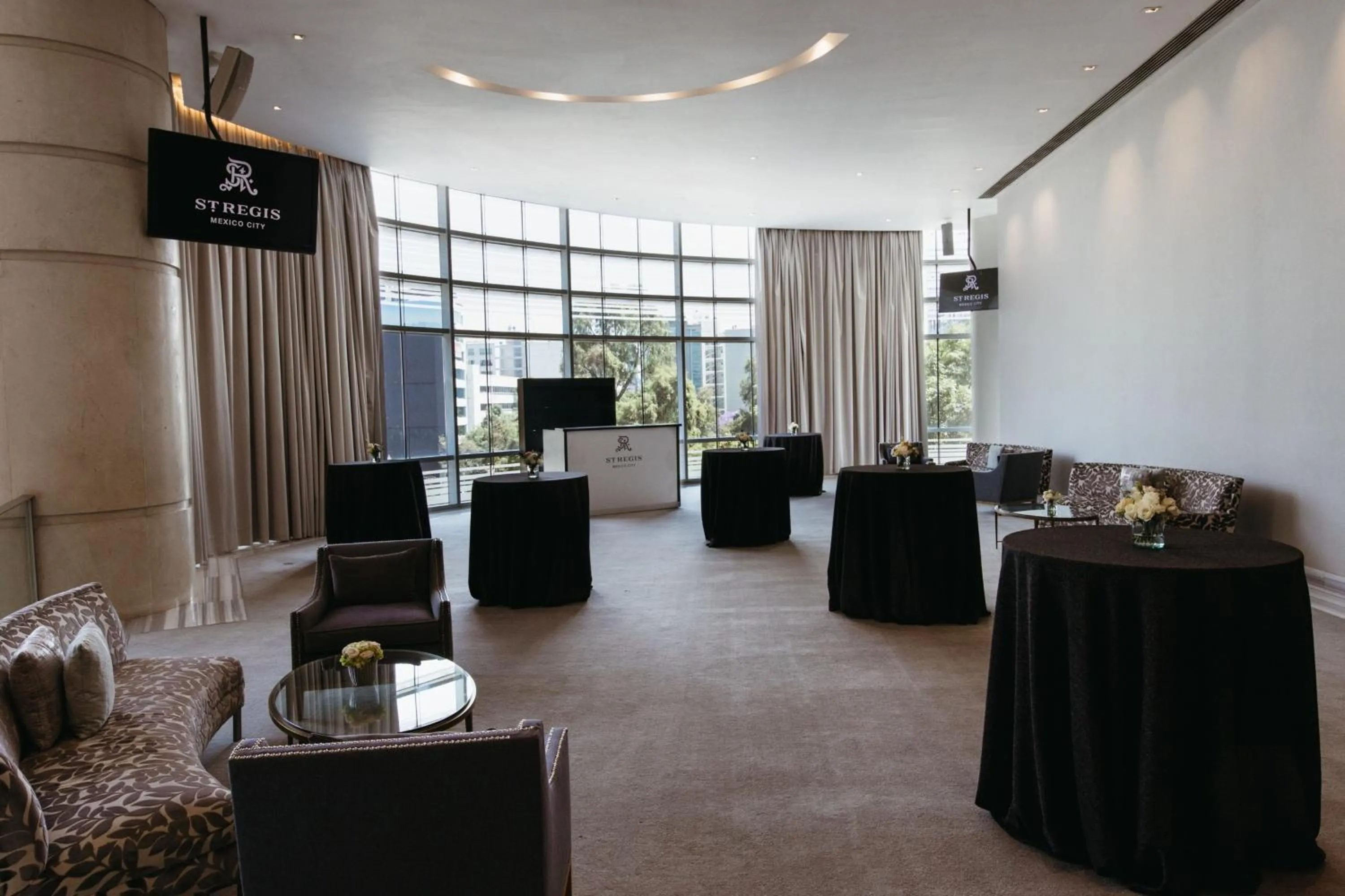 Lounge or bar in The St. Regis Mexico City