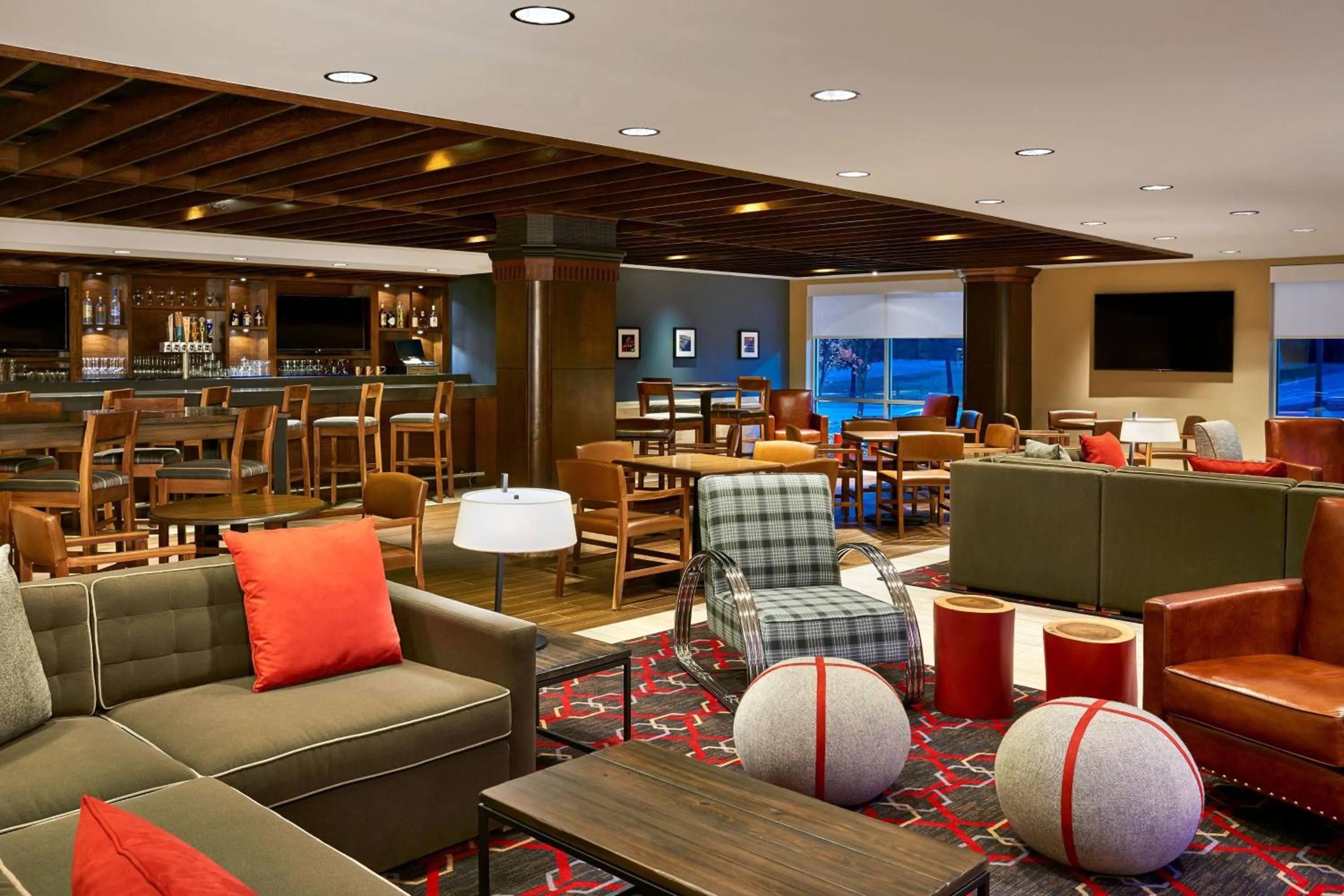 Lounge or bar in Four Points by Sheraton Little Rock Midtown