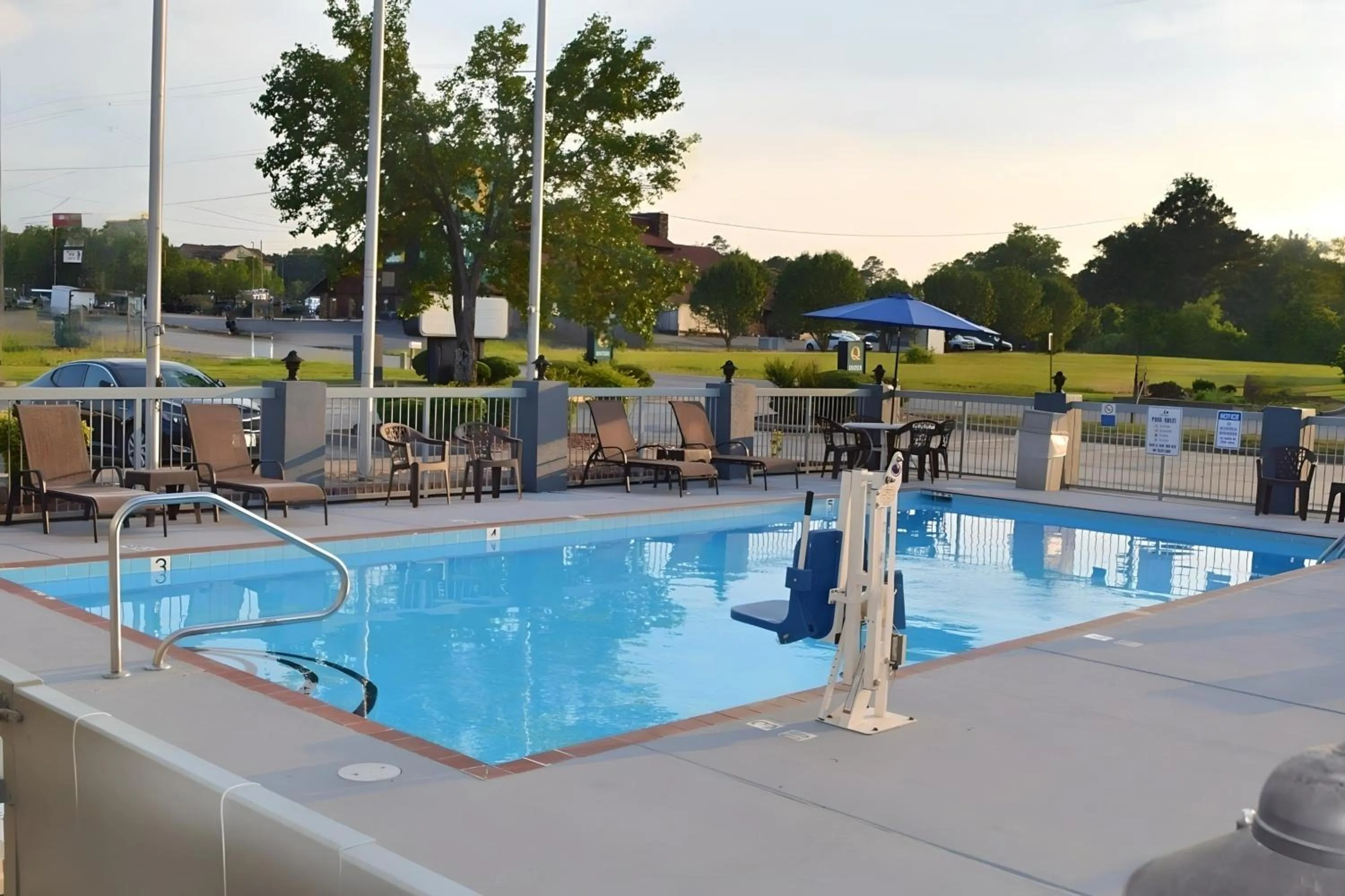 Swimming pool in Quality Suites Maumelle - Little Rock Northwest