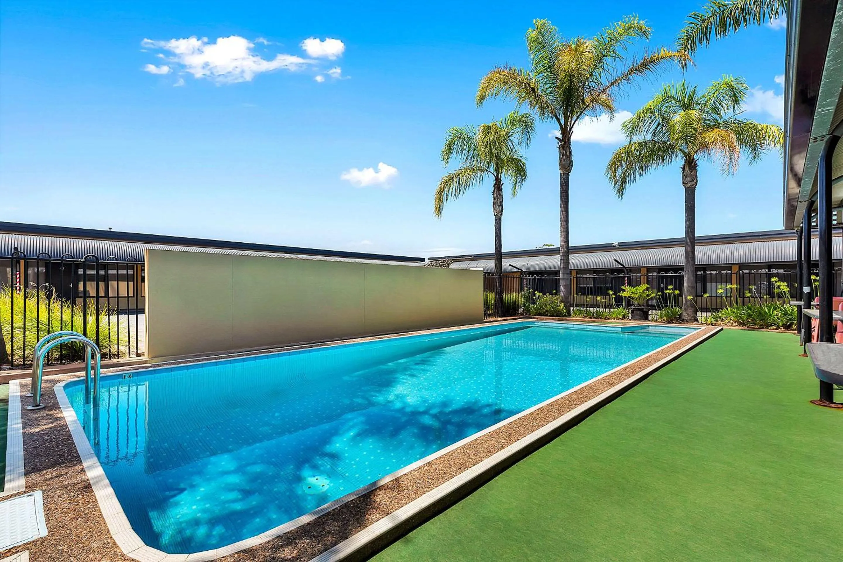 Swimming pool in Comfort Inn & Suites Manhattan