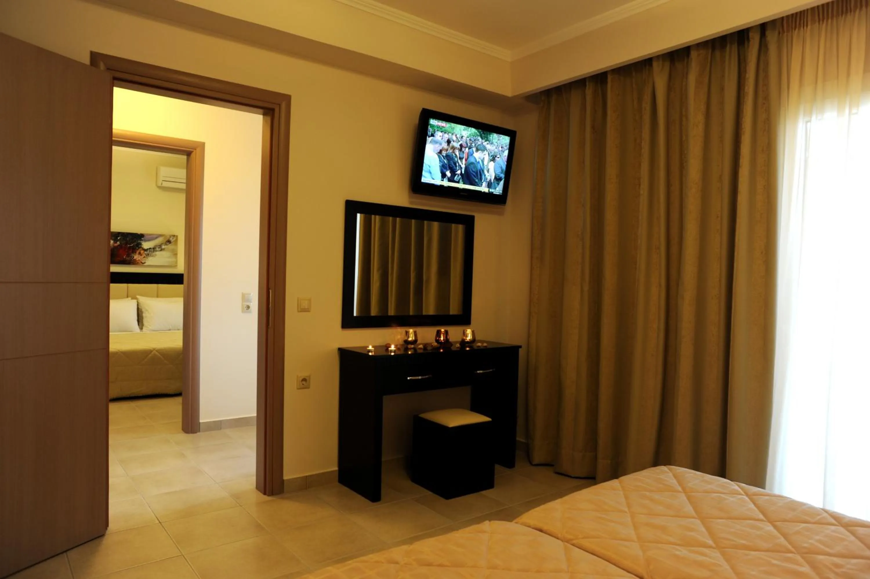 Communal lounge/ TV room, Bed in Mamfredas Luxury Resort