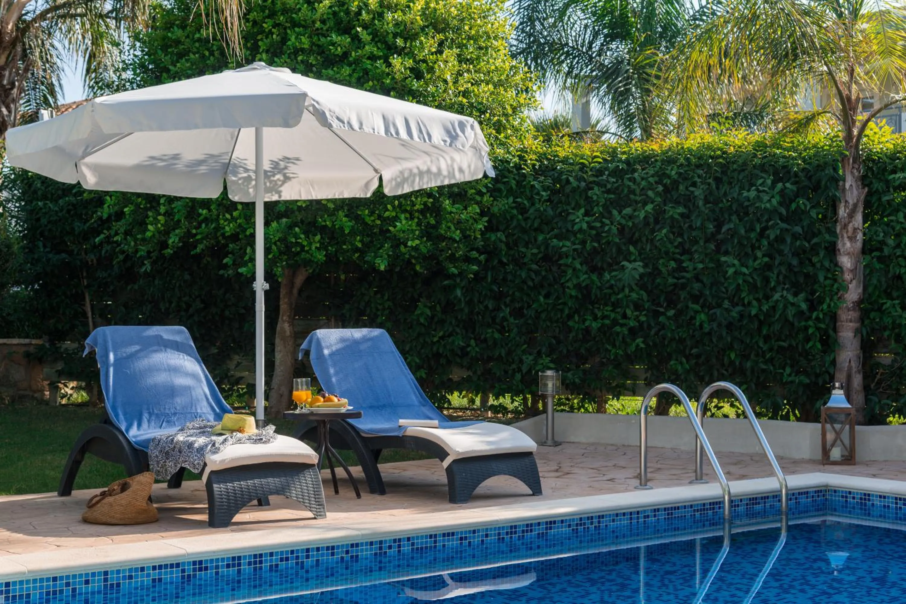 Swimming pool in Mamfredas Luxury Resort