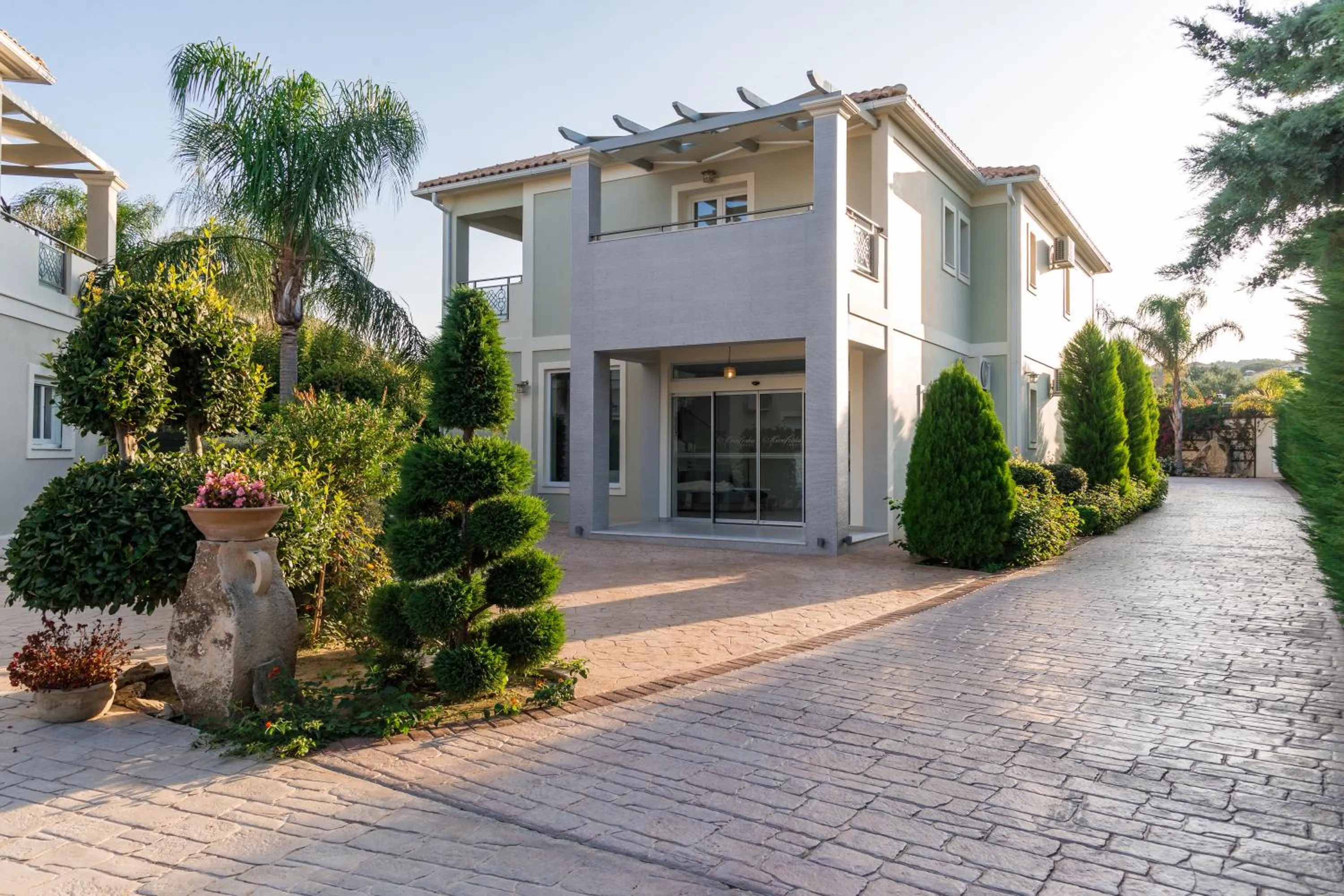 Facade/entrance in Mamfredas Luxury Resort