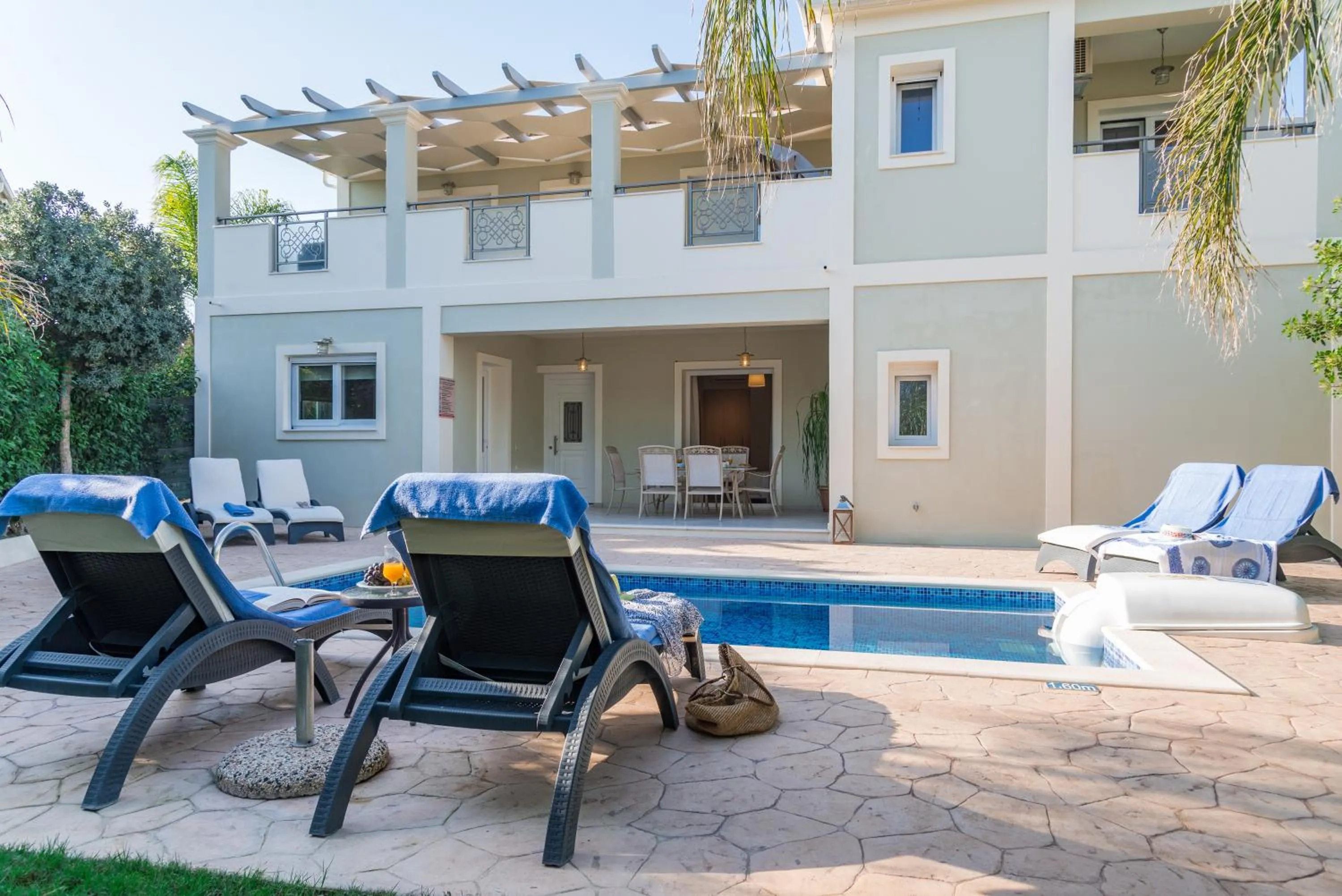 Swimming pool in Mamfredas Luxury Resort