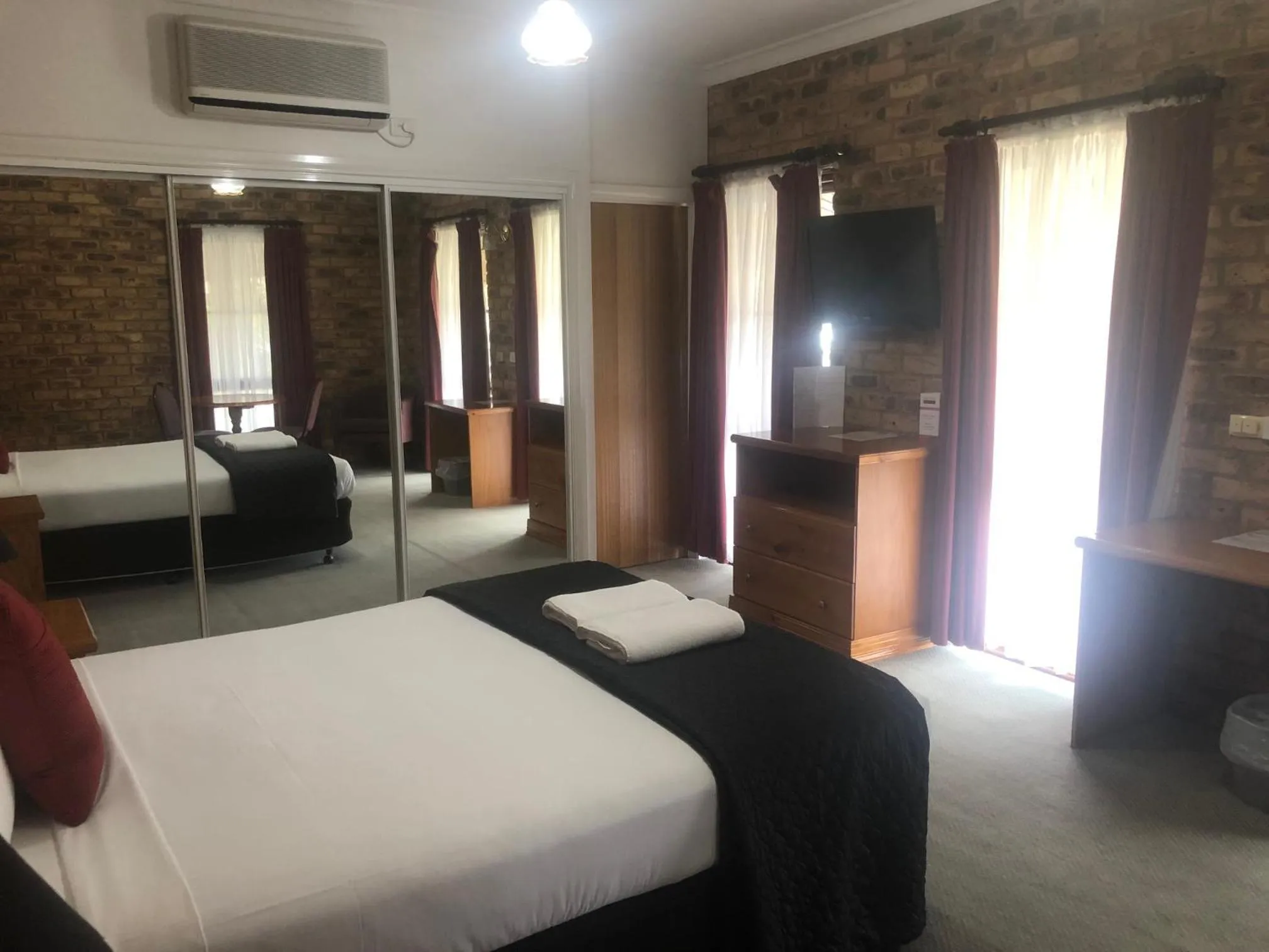 Bedroom, Bed in Mercure Port of Echuca
