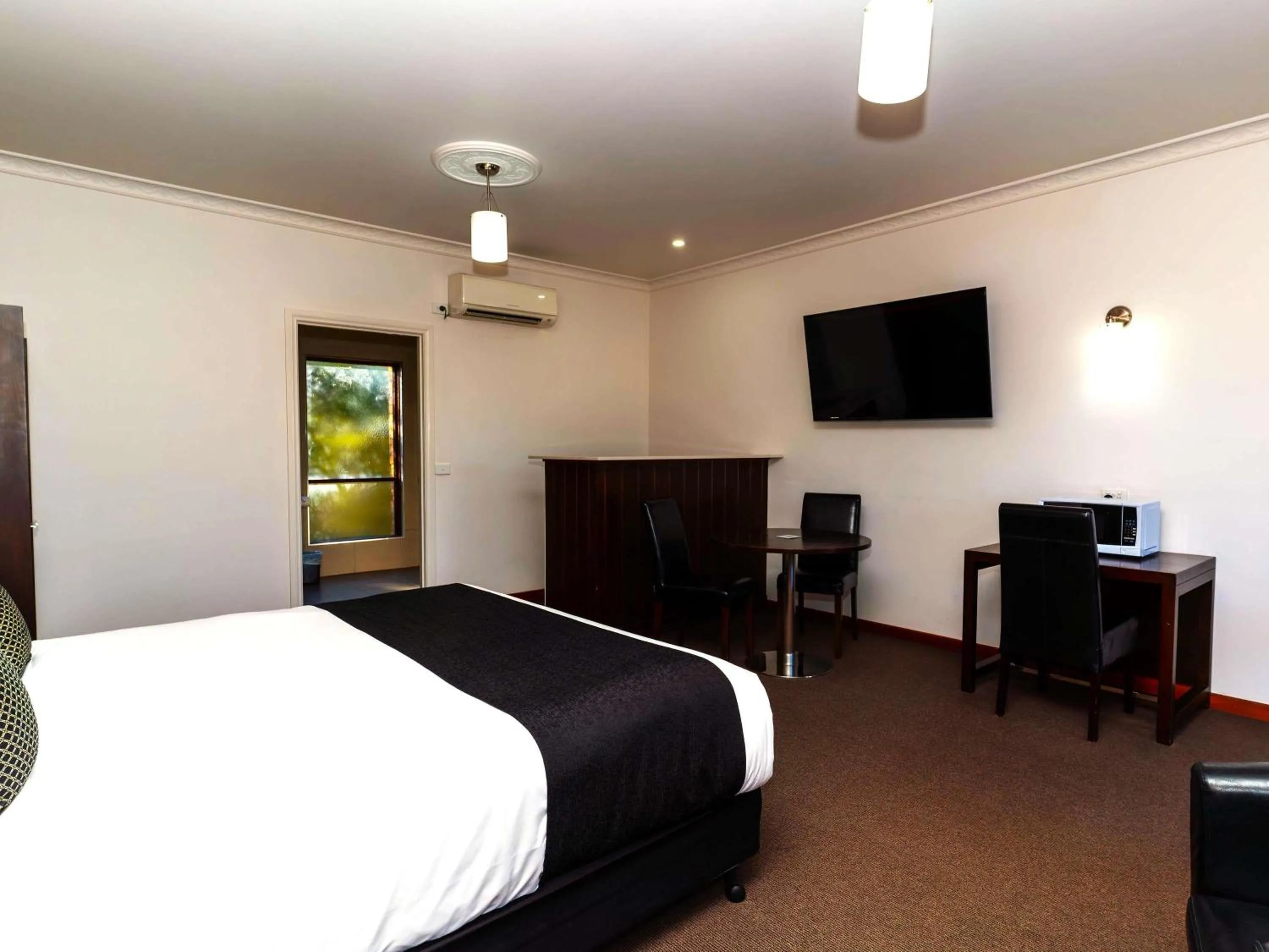 Bedroom, Bed in Mercure Port of Echuca
