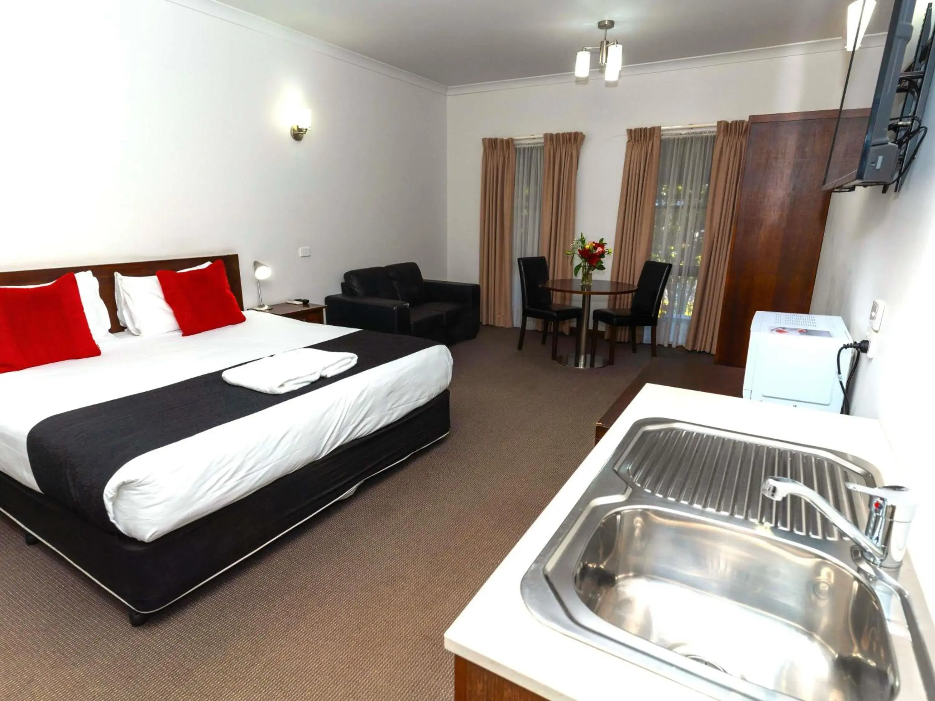 Bedroom, Bed in Mercure Port of Echuca Bedroom, Bed in Mercure Port of Echuca