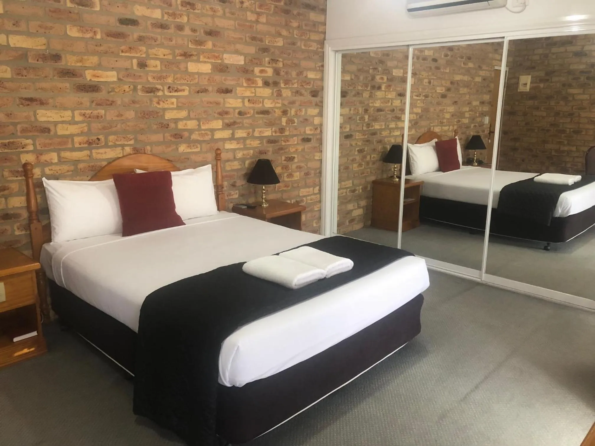 Bedroom, Bed in Mercure Port of Echuca