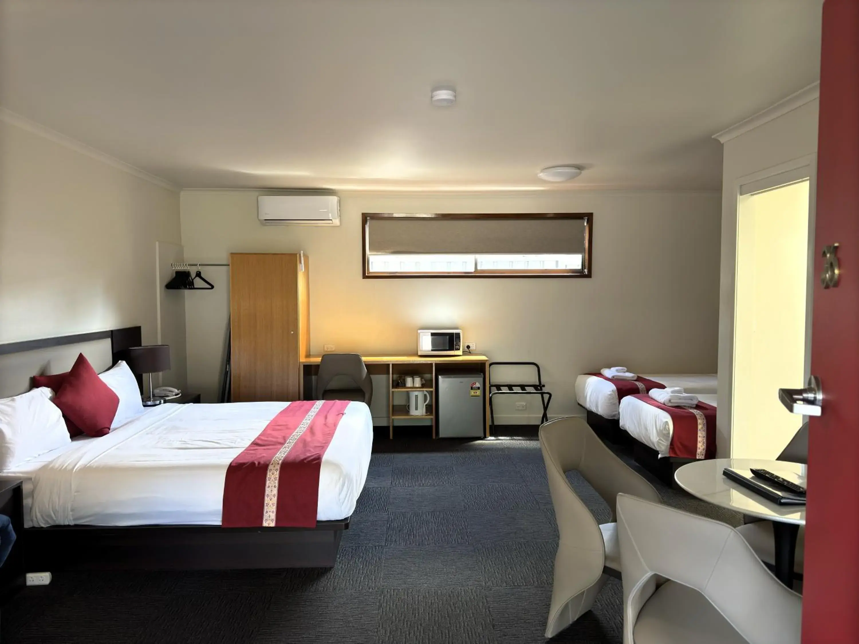 Photo of the whole room, Bed in Botanical Hamilton Photo of the whole room, Bed in Botanical Hamilton