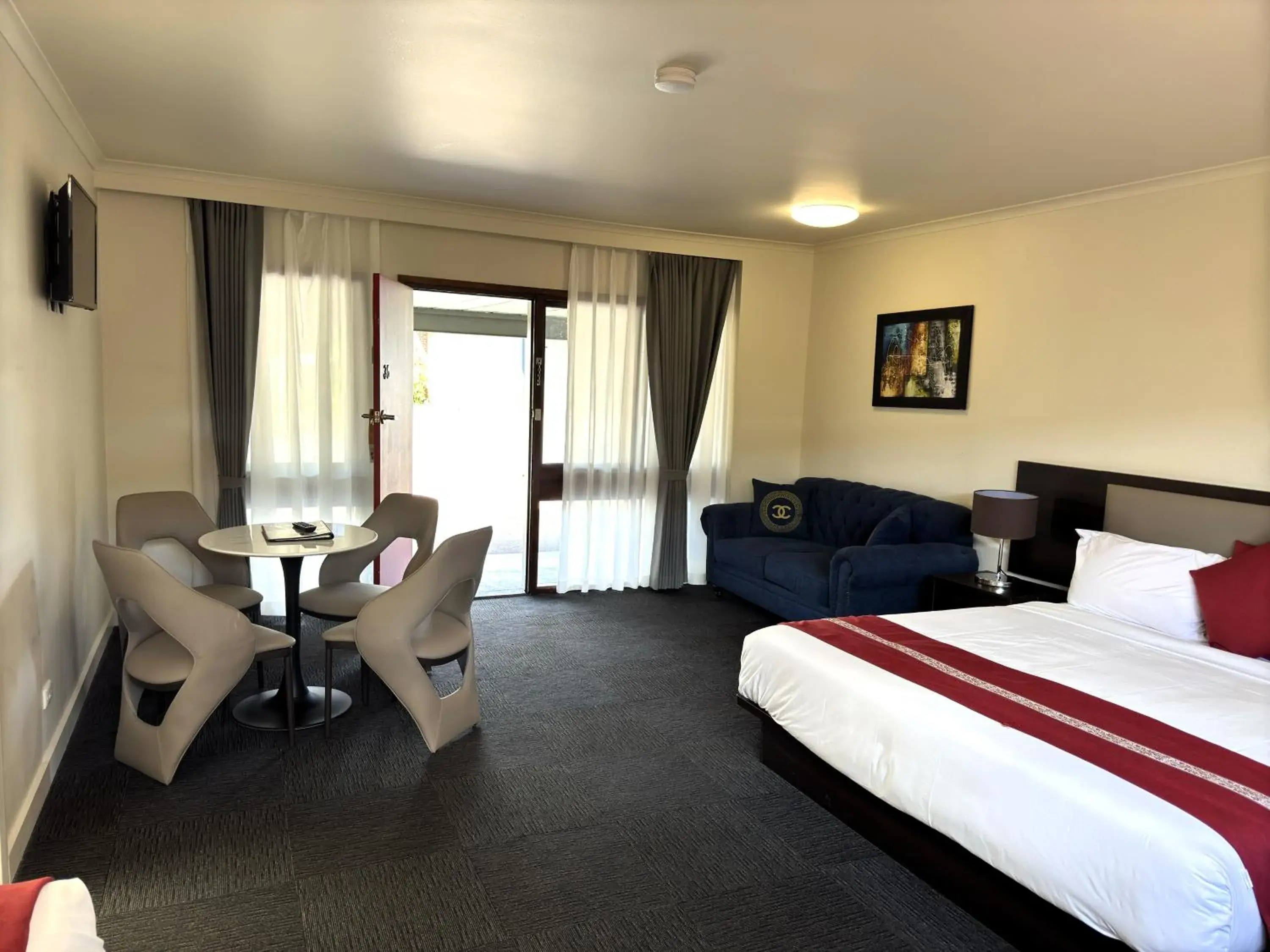 Photo of the whole room, Bed in Botanical Hamilton Photo of the whole room, Bed in Botanical Hamilton