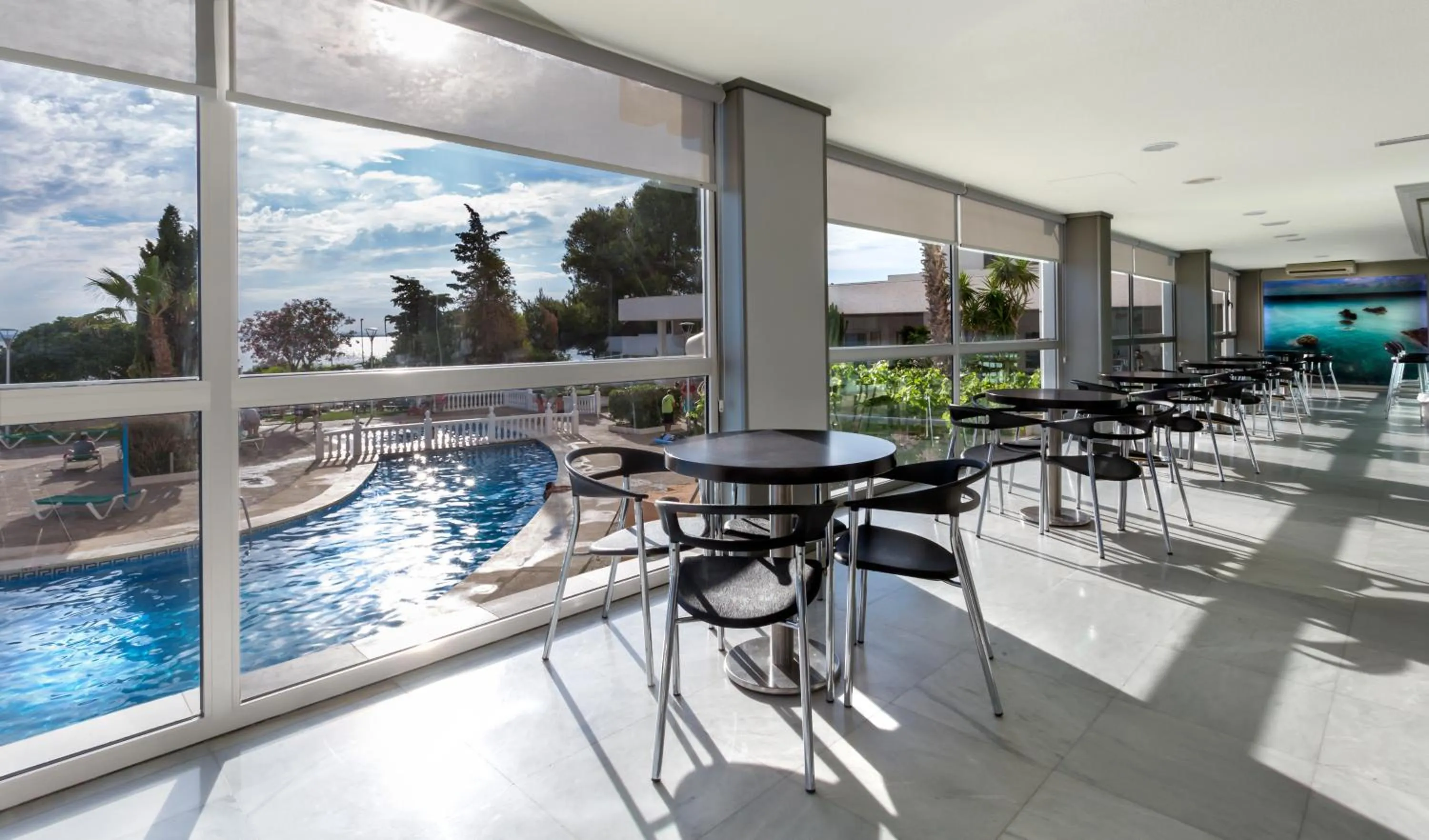 Communal lounge/ TV room in Hotel Izán Cavanna