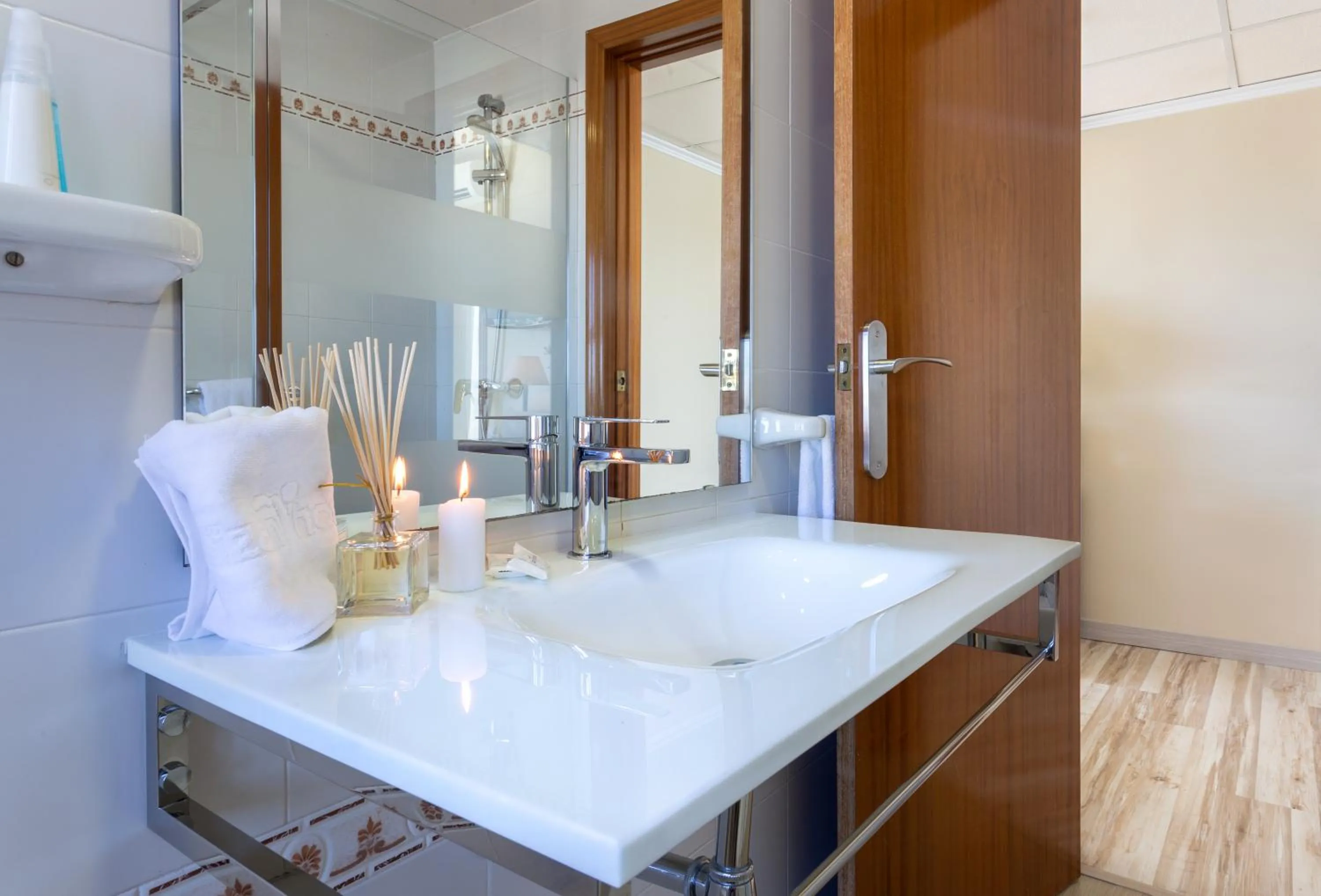 Bathroom in Hotel Izán Cavanna