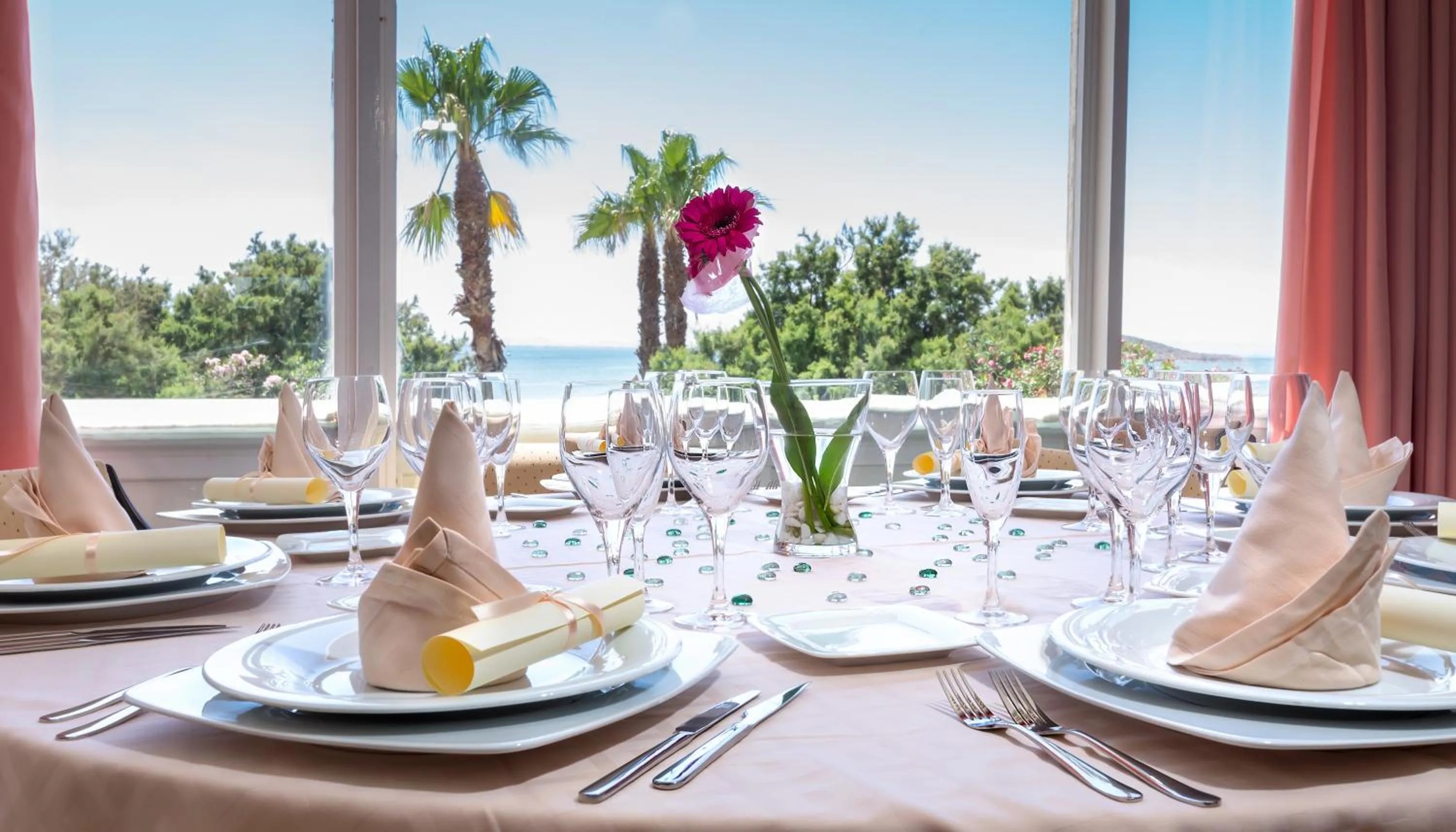 Restaurant/places to eat in Hotel Izán Cavanna