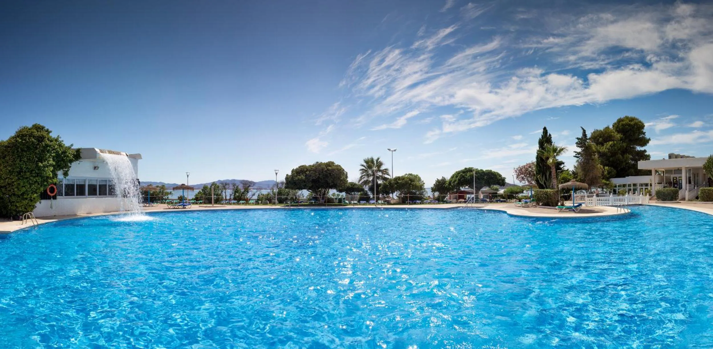 Swimming pool in Hotel Izán Cavanna