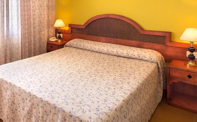 Decorative detail, Bed in Hotel Izán Cavanna