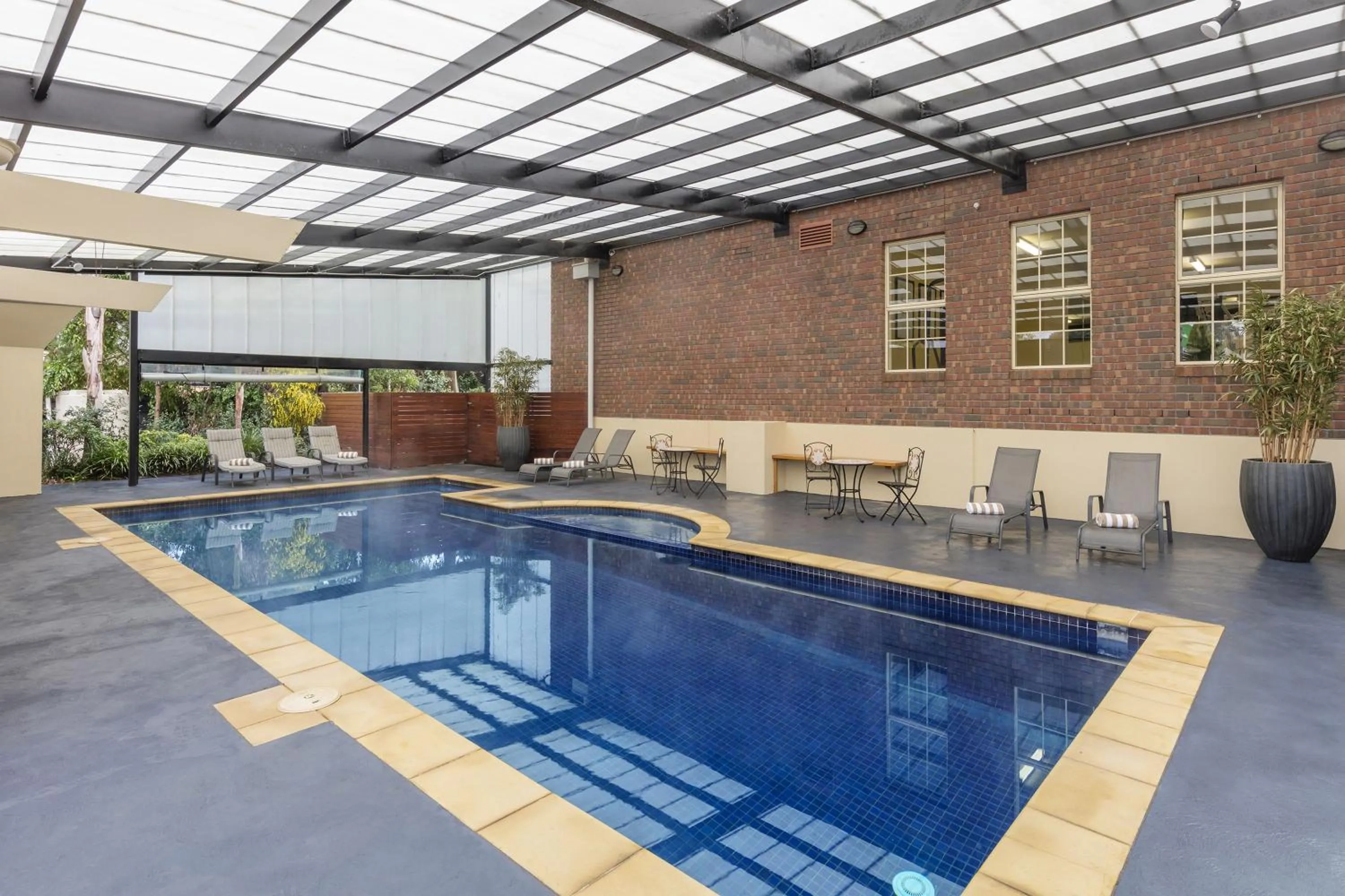 Swimming pool in Canterbury International Hotel