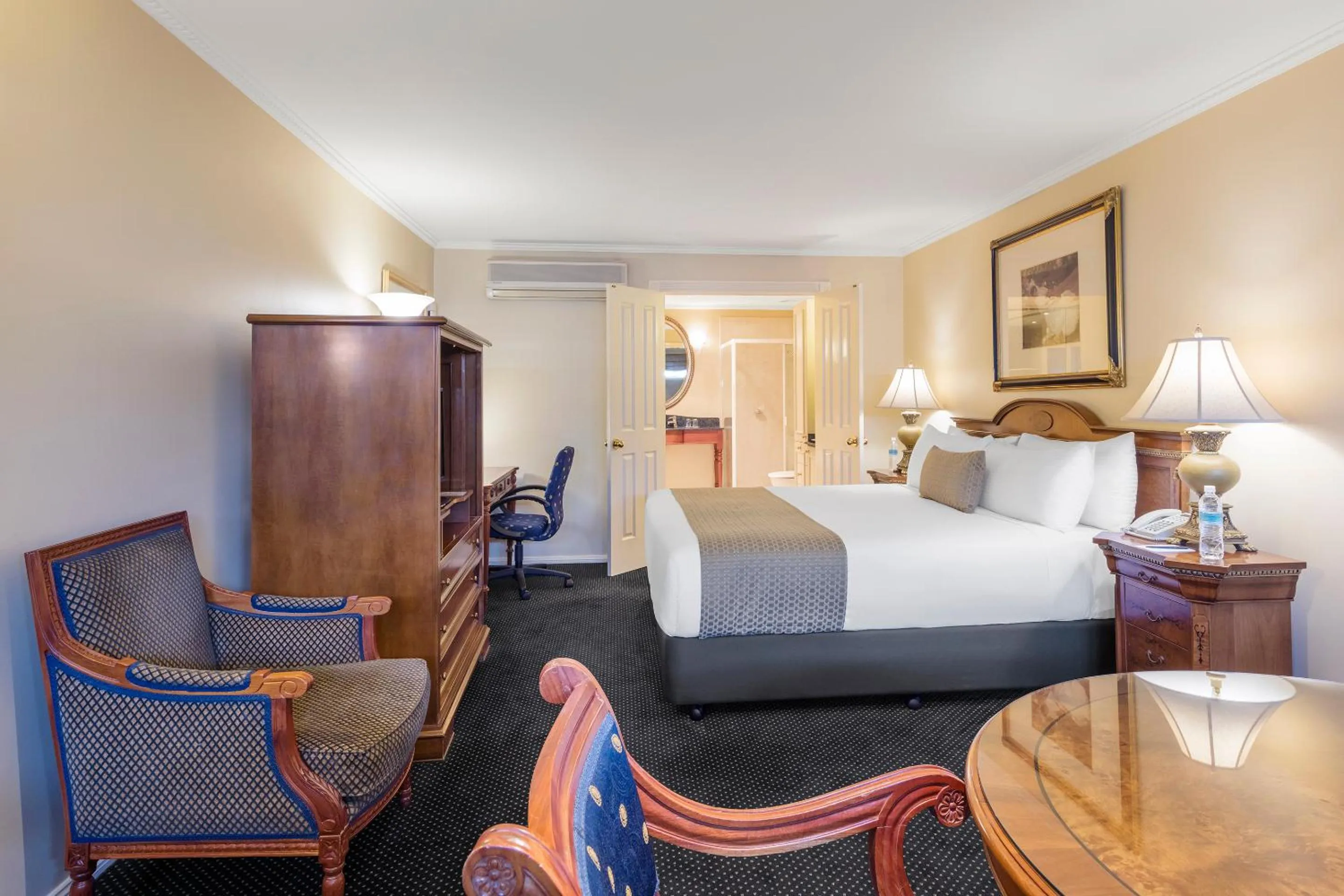 Bedroom, Bed in Canterbury International Hotel