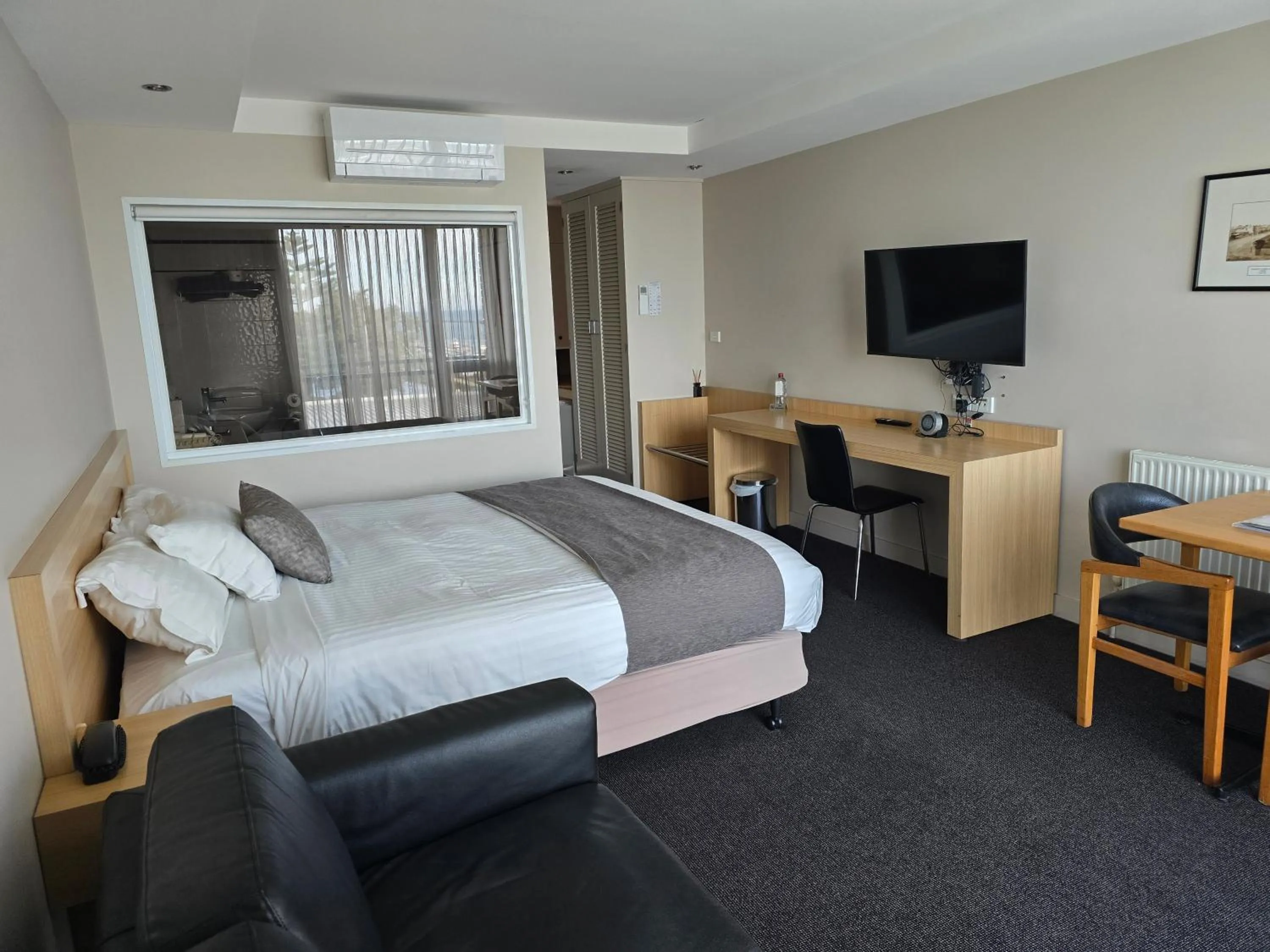 Bed in Richmond Henty Hotel