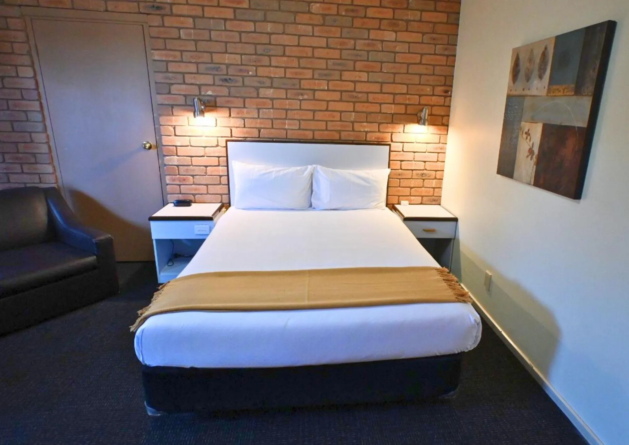 Bedroom, Bed in Peppermill Inn Motel