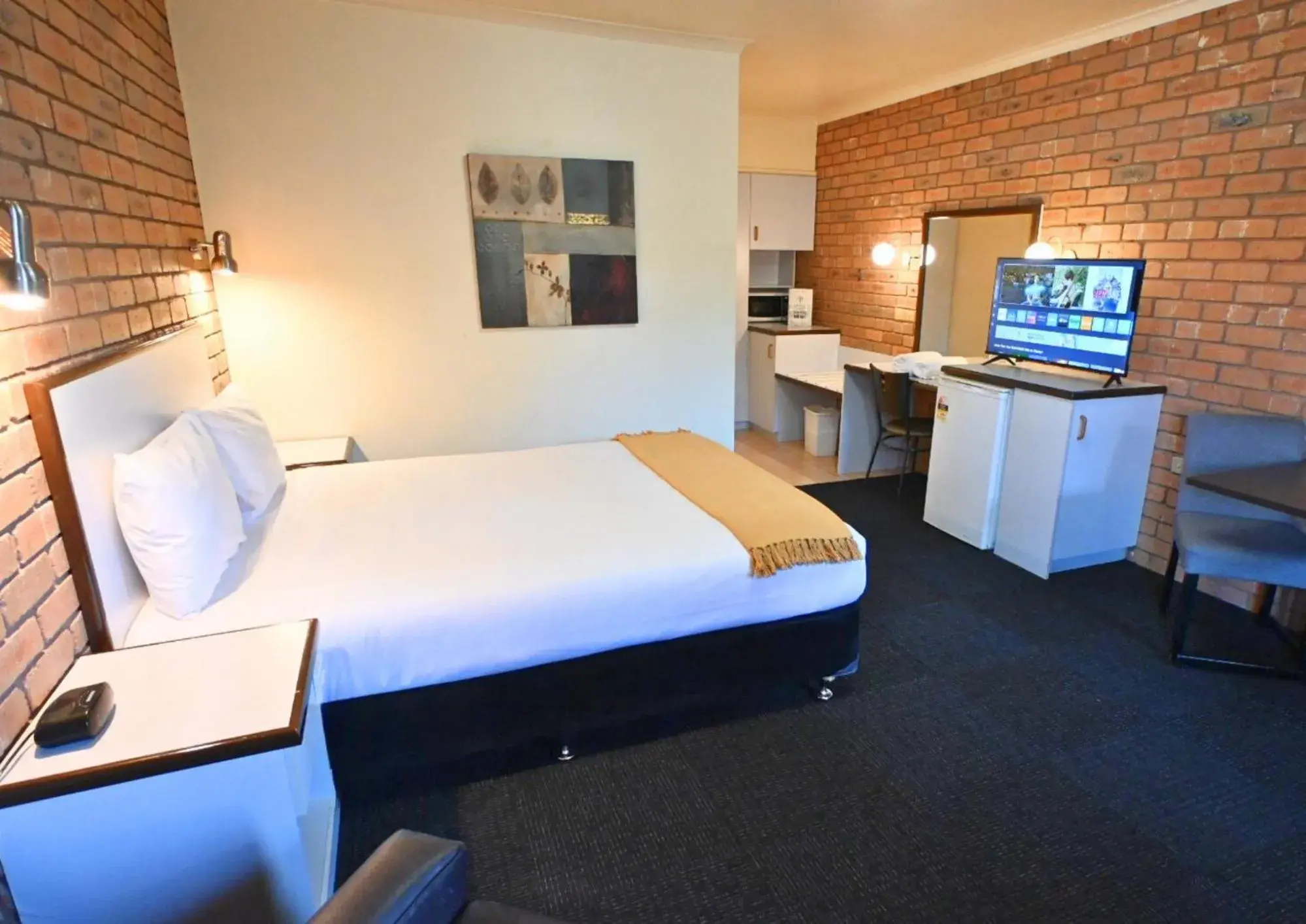 Queen Room in Peppermill Inn Motel Queen Room in Peppermill Inn Motel