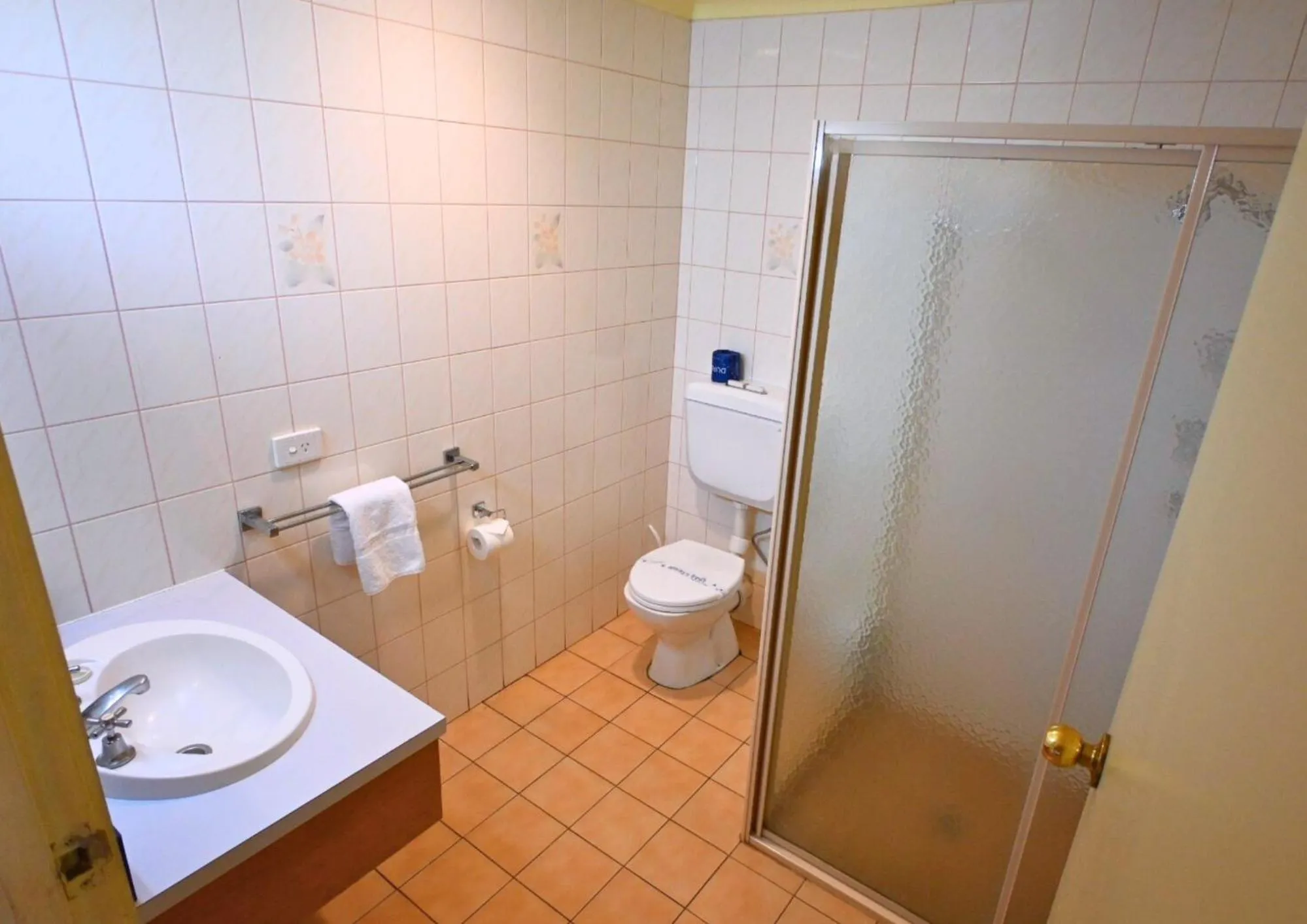 Bathroom in Peppermill Inn Motel