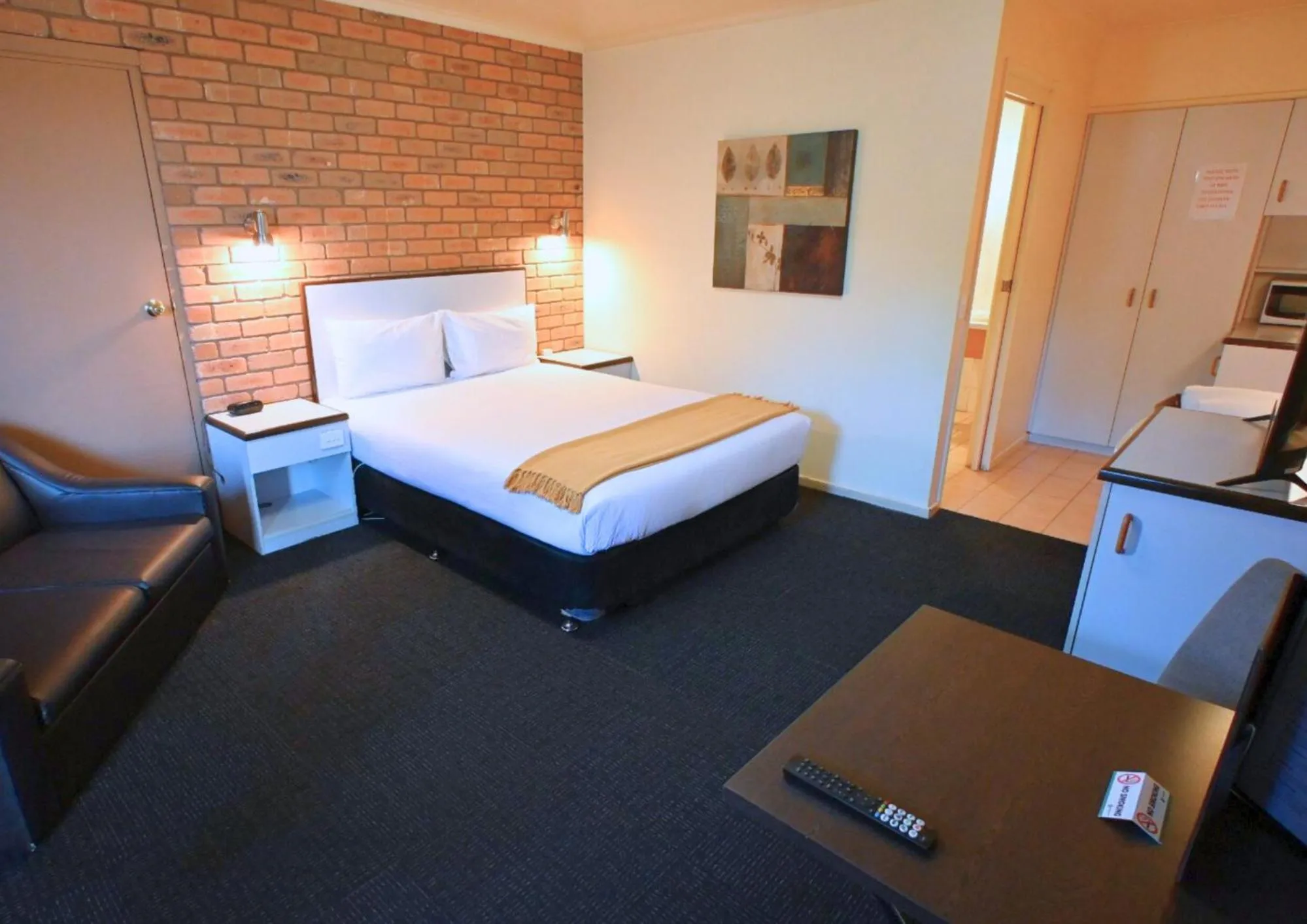 Bedroom, Bed in Peppermill Inn Motel