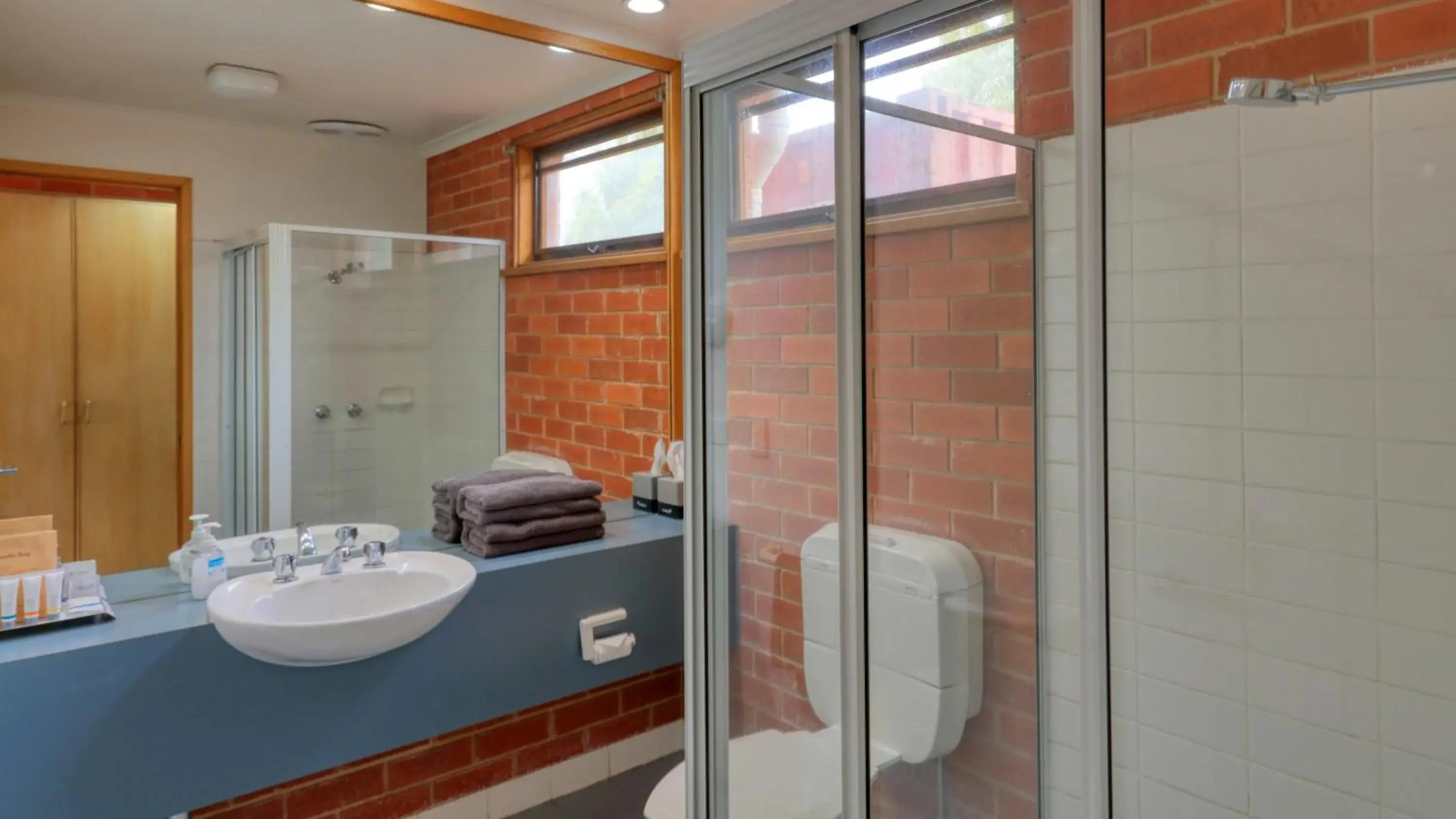 Bathroom in Comfort Inn Lady Augusta Bathroom in Comfort Inn Lady Augusta