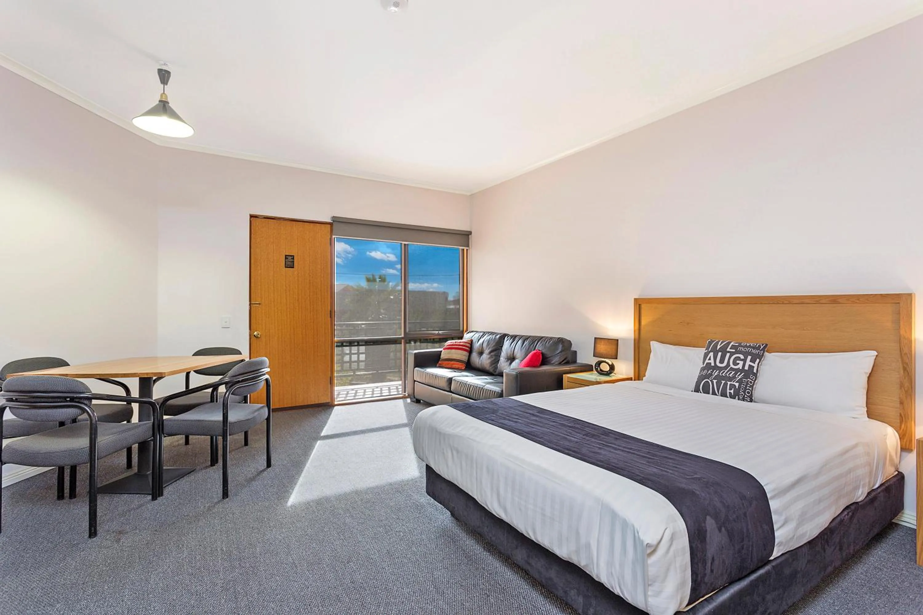 Restaurant/places to eat, Bed in Comfort Inn Lady Augusta