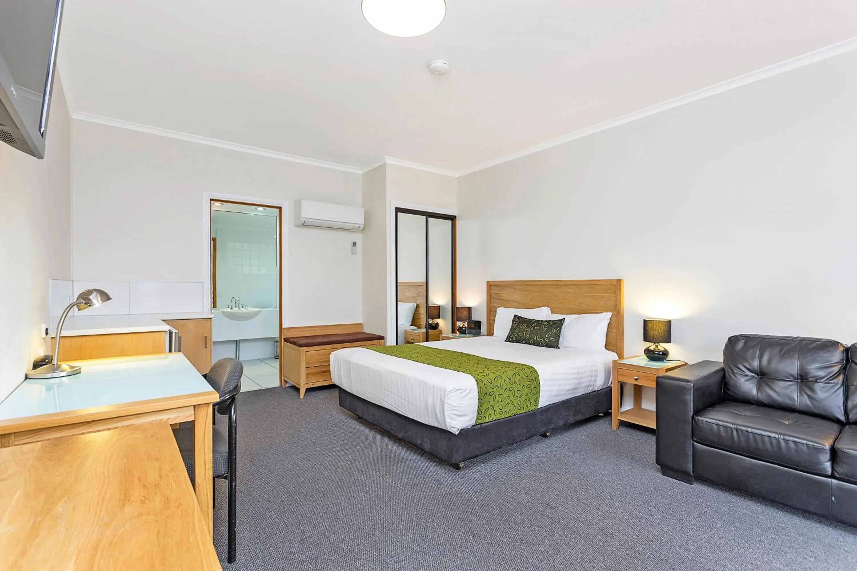 Photo of the whole room, Bed in Comfort Inn Lady Augusta Photo of the whole room, Bed in Comfort Inn Lady Augusta