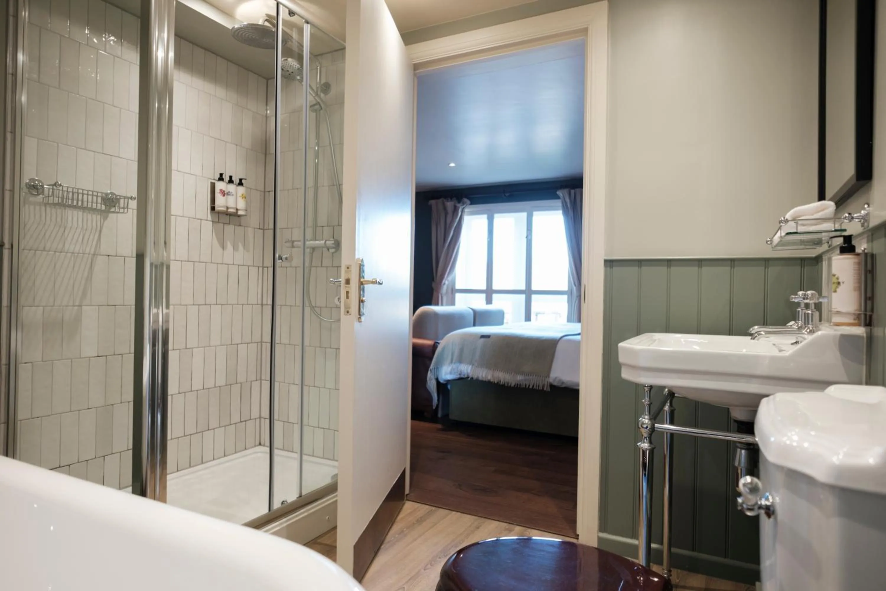 Shower, Bed in The Pilgrim Inn