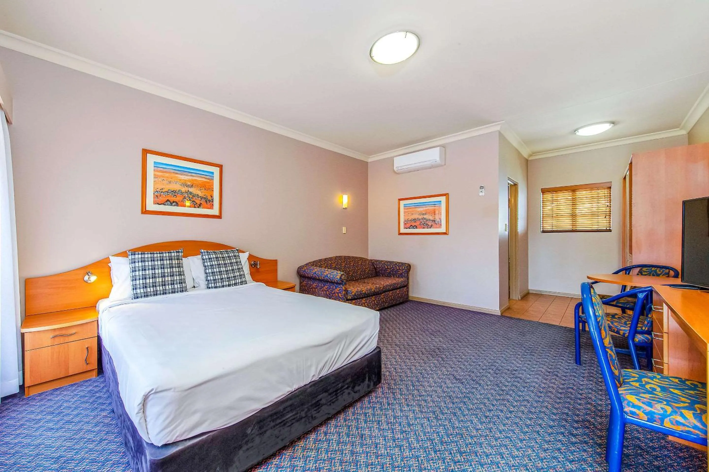 Bedroom, Bed in Quality Inn Penrith Sydney