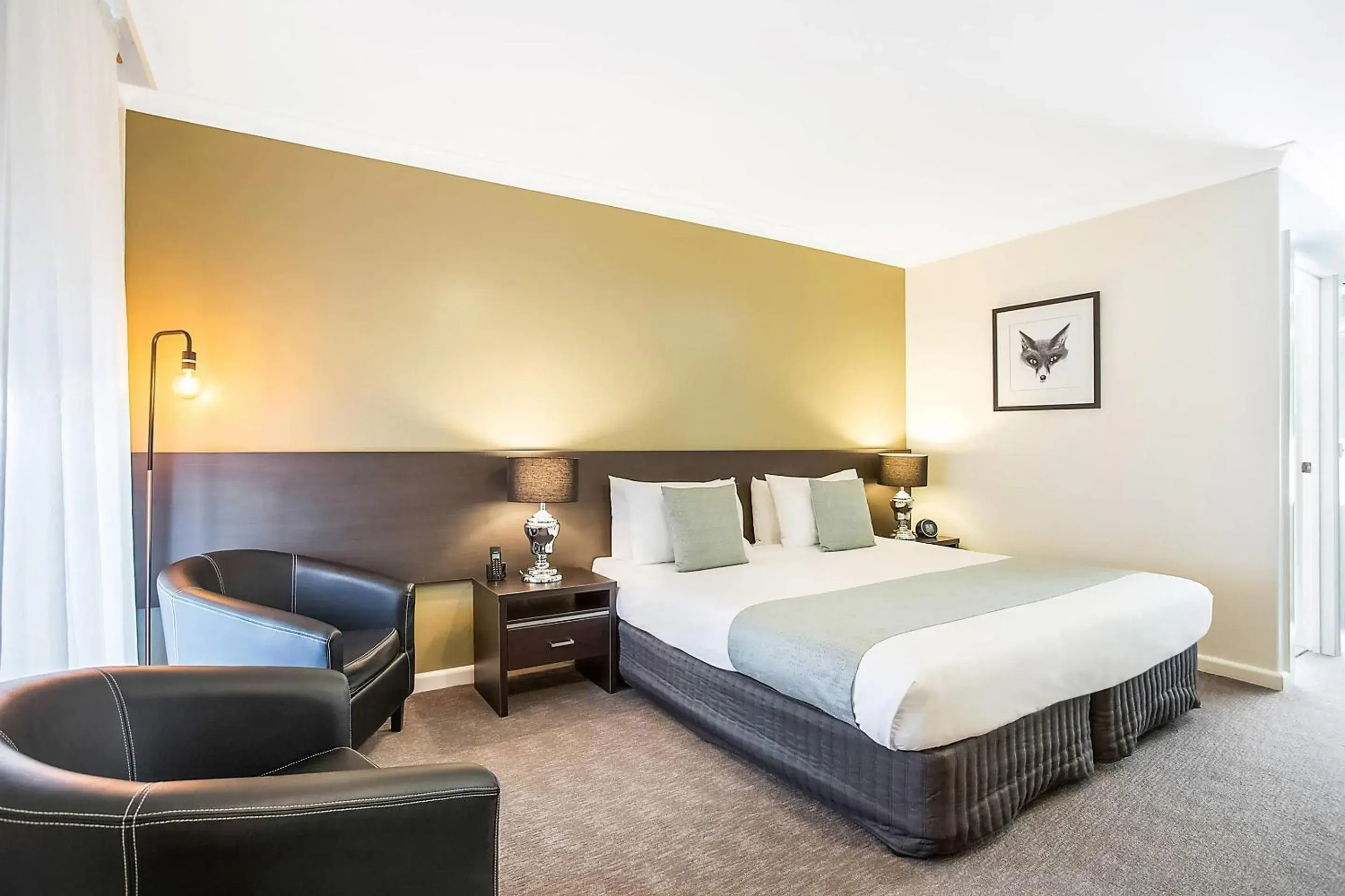 Bedroom, Bed in Comfort Inn Western Bedroom, Bed in Comfort Inn Western