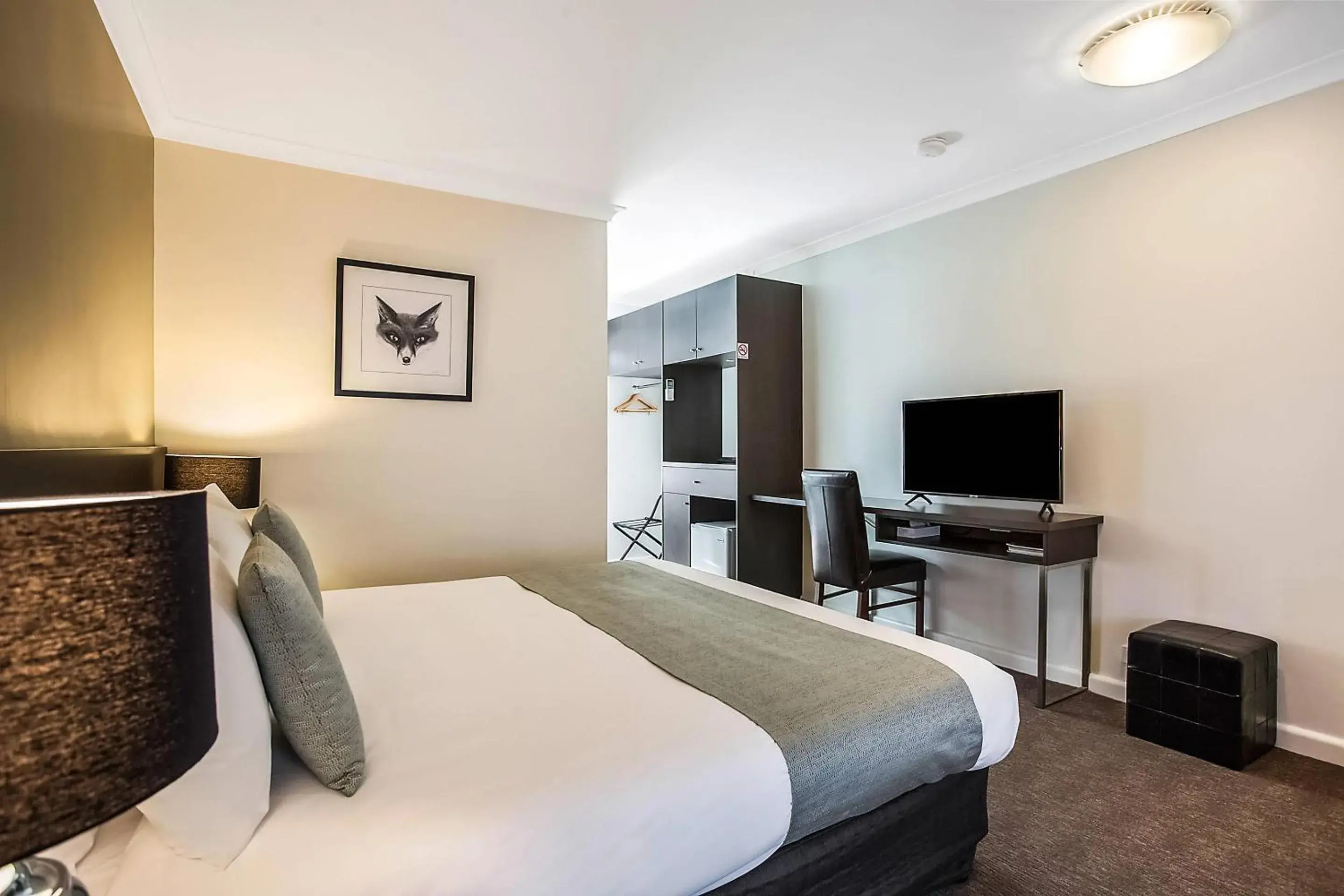 Bedroom, Bed in Comfort Inn Western Bedroom, Bed in Comfort Inn Western