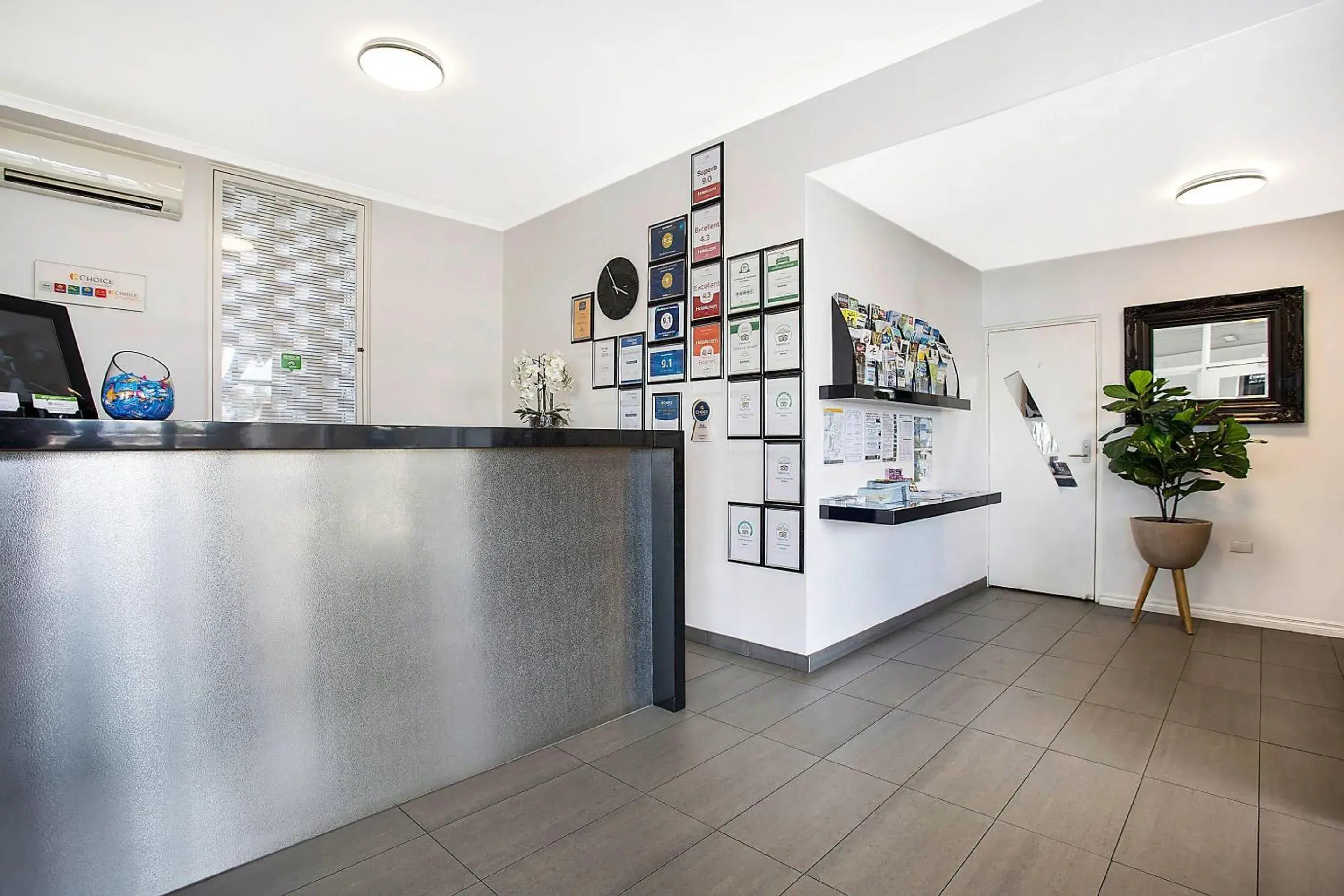 Lobby or reception in Comfort Inn Western Lobby or reception in Comfort Inn Western