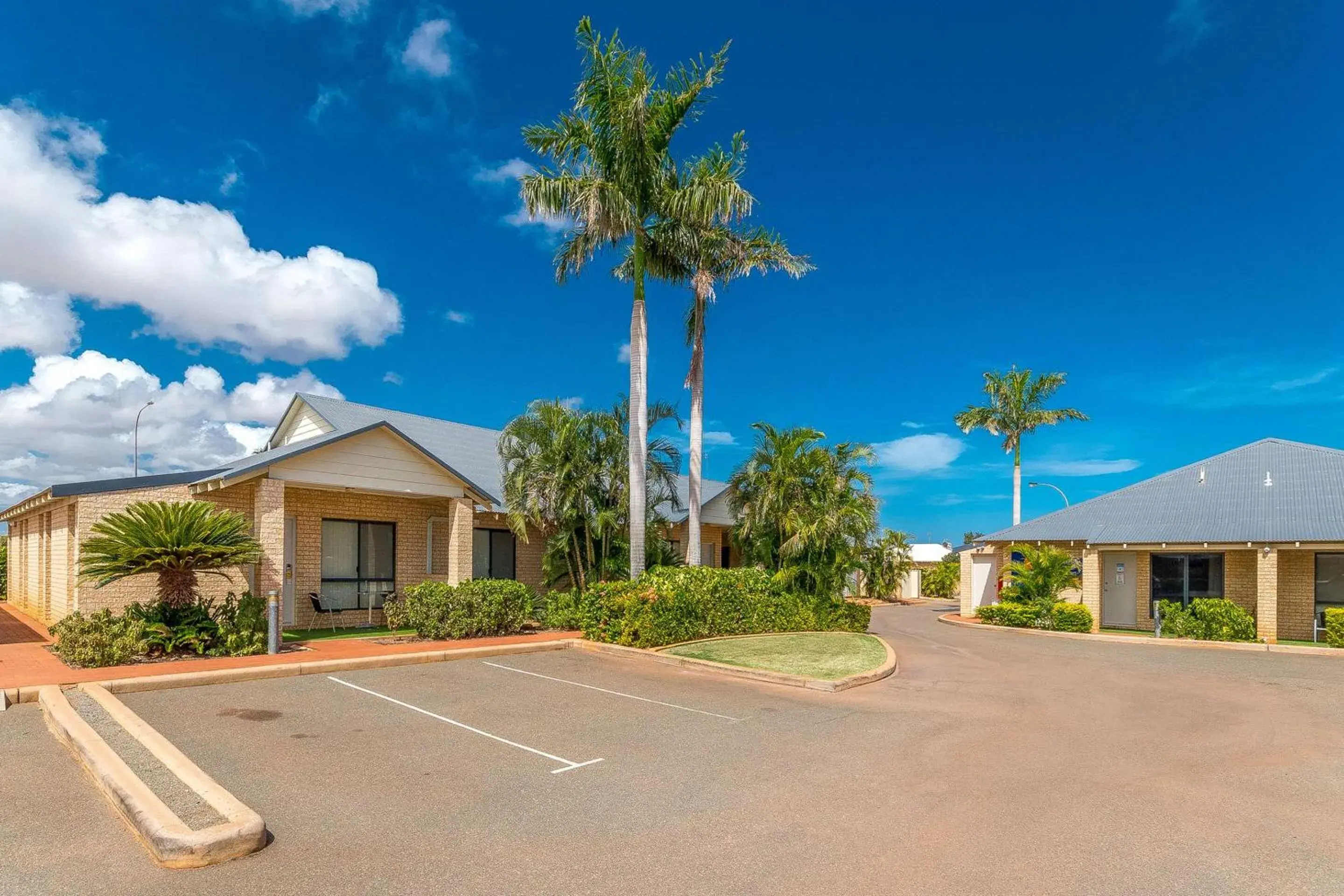 Property building in Comfort Inn & Suites Karratha Property building in Comfort Inn & Suites Karratha