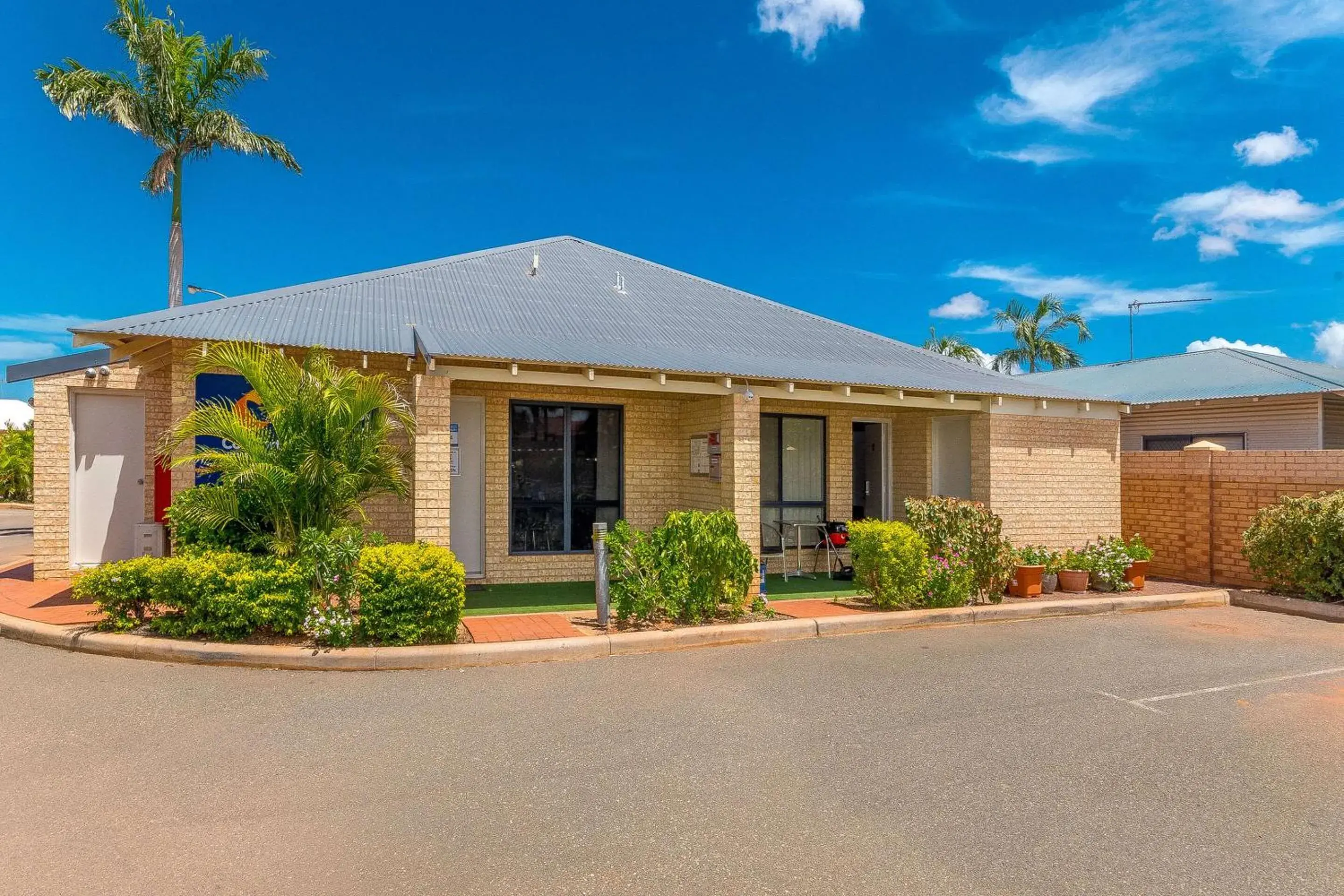 Property building in Comfort Inn & Suites Karratha Property building in Comfort Inn & Suites Karratha